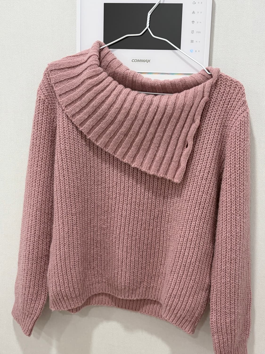 러블리 모리걸 핑크 버튼 목폴라 오프숄더 니트 상품이미지1