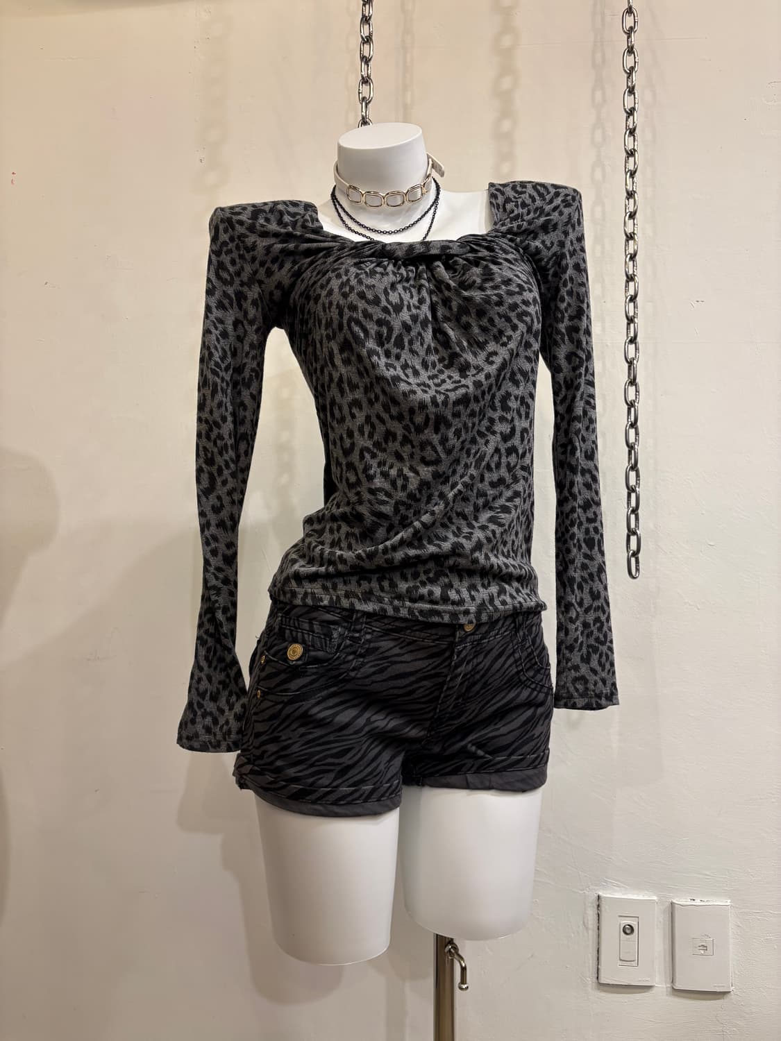 레오파드 패턴 꼬임 디테일 그레이 롱슬리브 갸루 상품이미지1