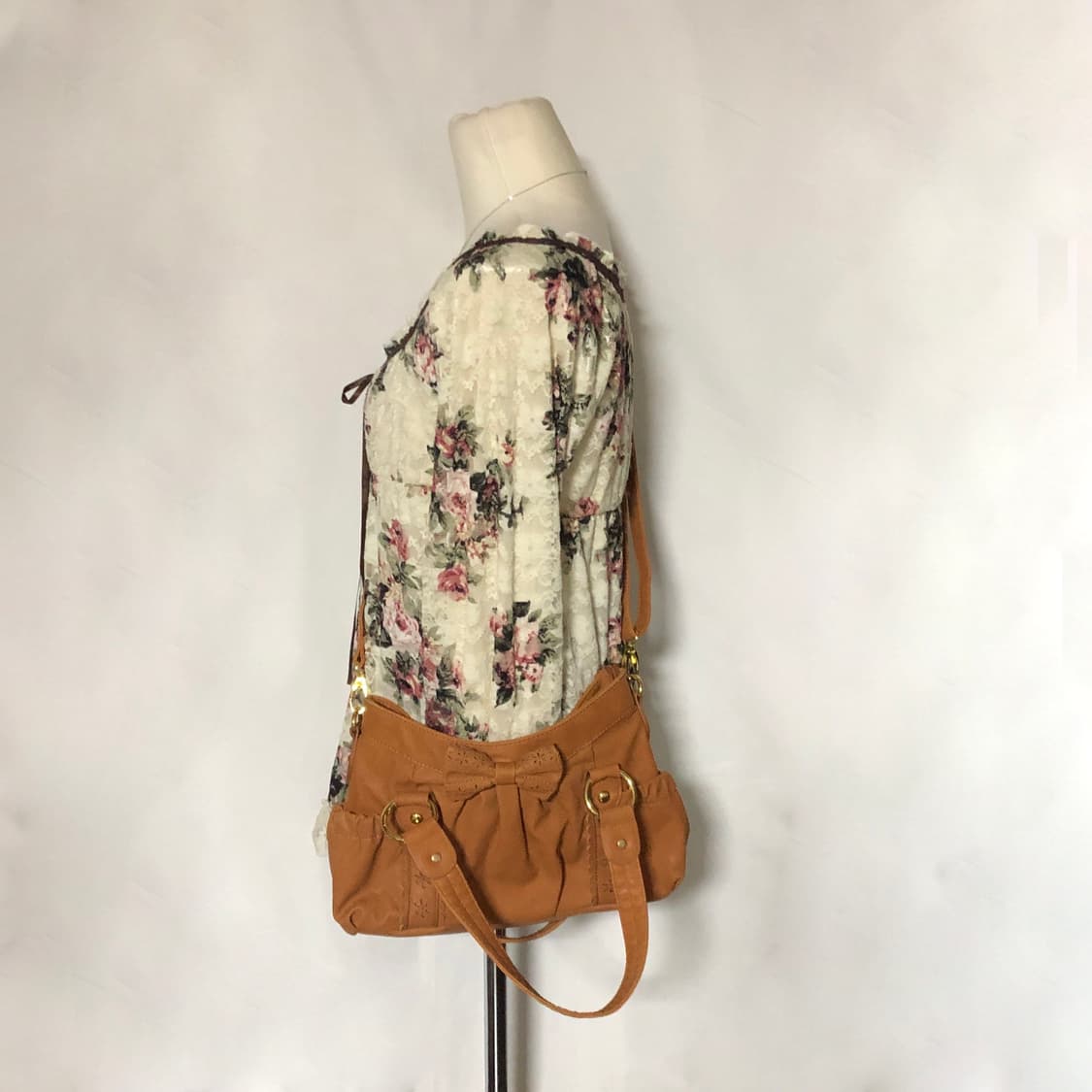 리본 펀칭 숄더백 브라운 상품이미지10