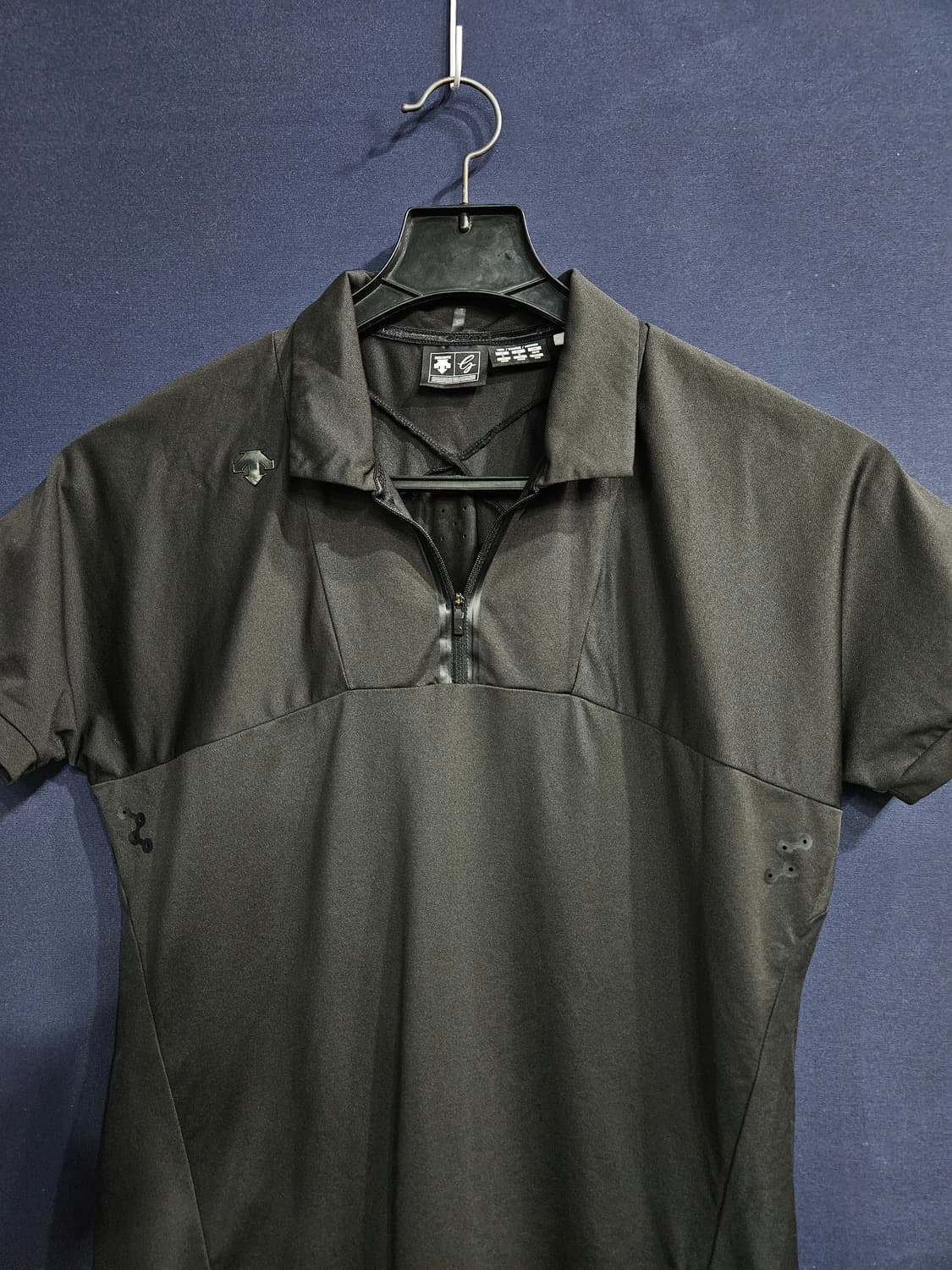 데상트 블랙차콜 남성 슬림핏 100 골프 반집업 카라반팔티  상품이미지6