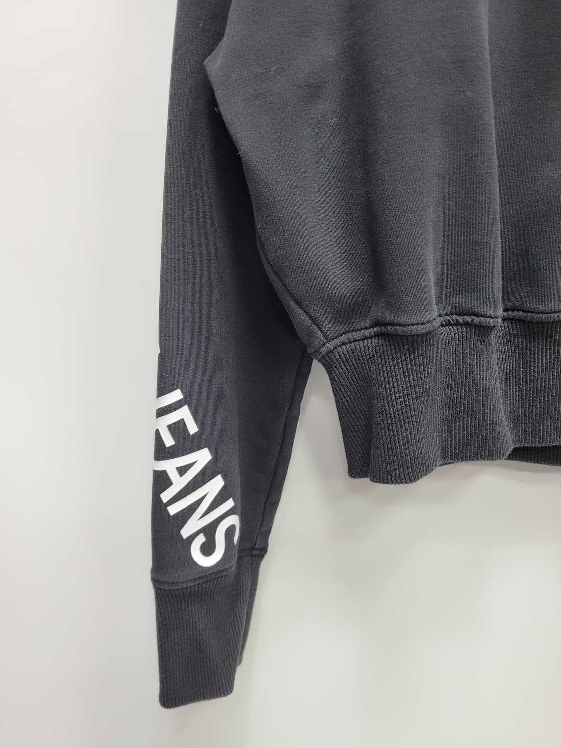 캘빈클라인 22FW 세미 크롭 하프 집업 맨투맨 / 여 XS 블랙 상품이미지5