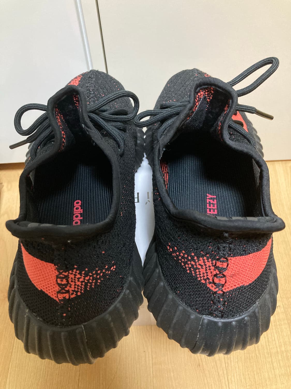 아디다스 이지 부스트 350 V2 코어 블랙 레드 상품이미지2