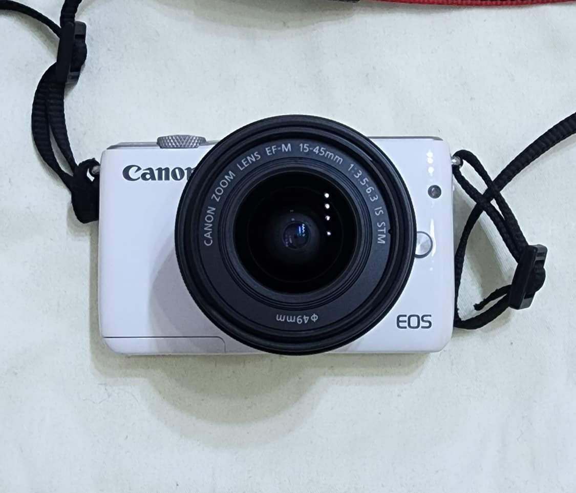 캐논 EOS M10 화이트 미러리스 카메라와 15-45mm 렌즈팝니다. 상품이미지3