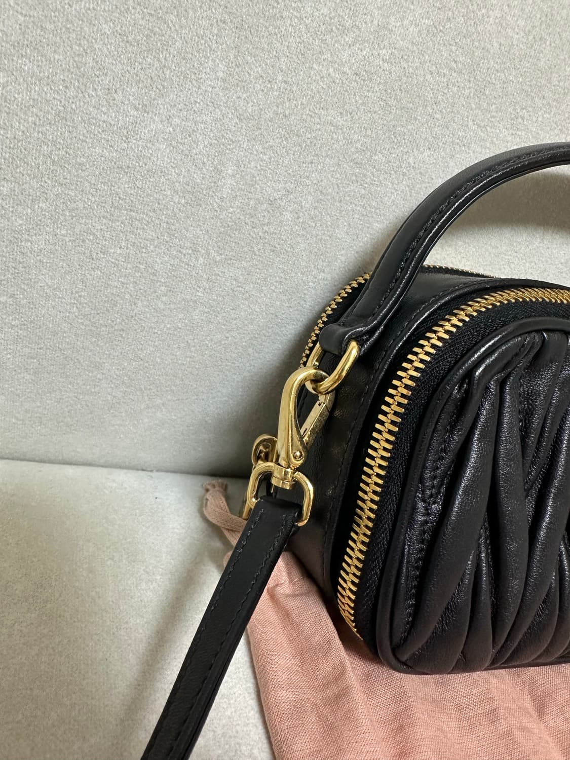 [A+ 정품] 미우미우 마테라쎄 탑핸들 크로스백 상품이미지6