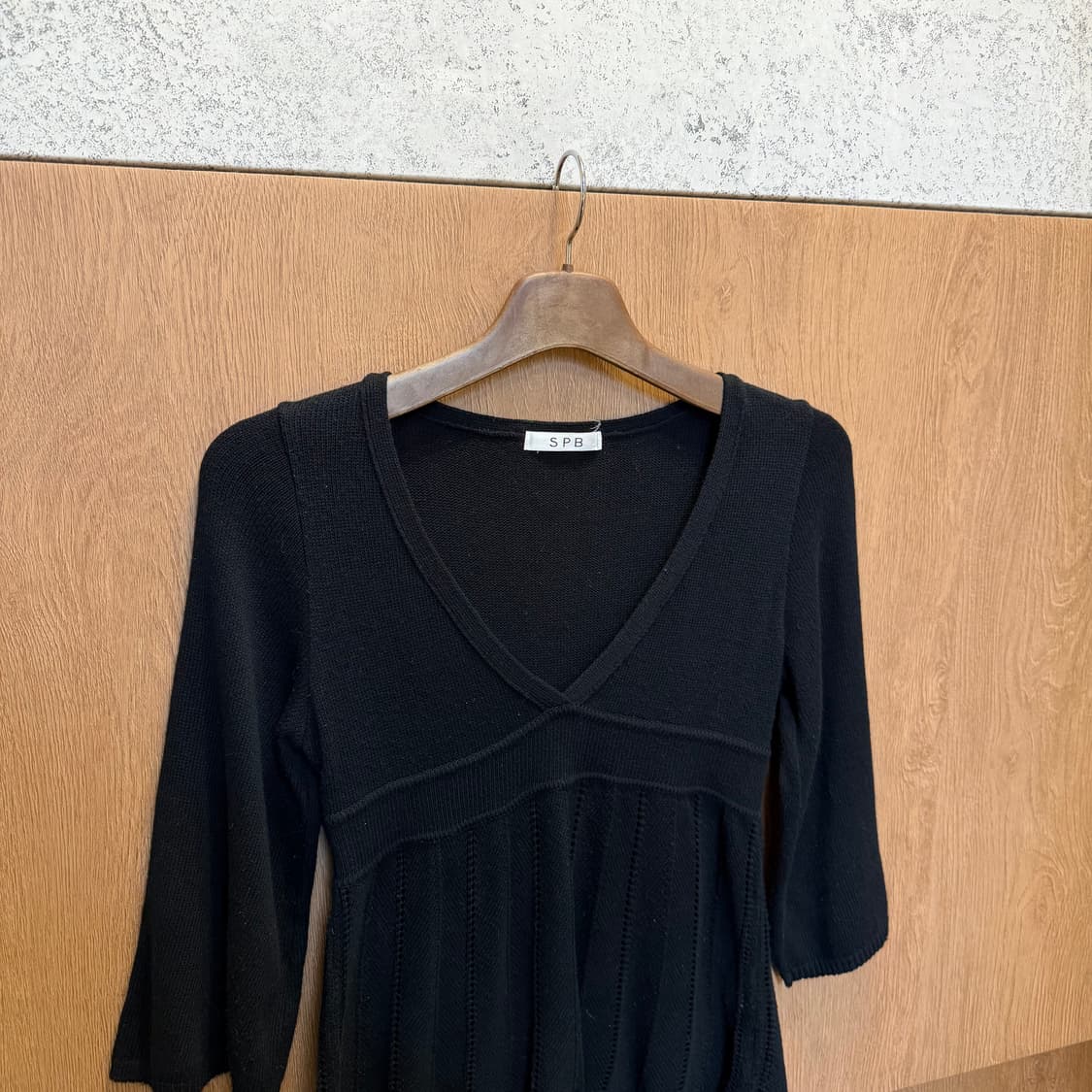 빈티지 브이넥 니트 7부 소매 펀칭 배색 디테일 블랙 상품이미지3