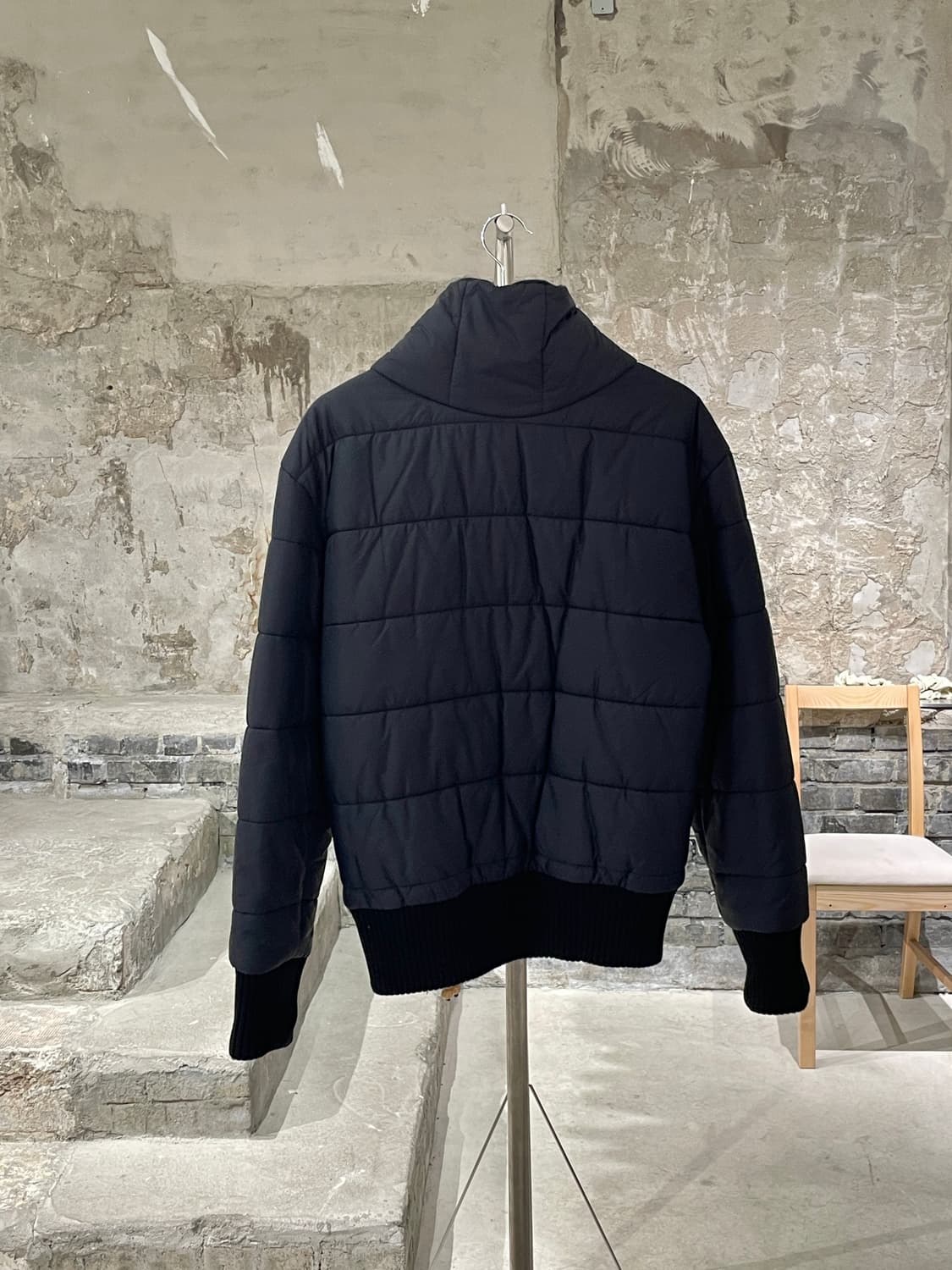 비비안 웨스트우드 맨 블랙 암 로고 패디드 점퍼 상품이미지6