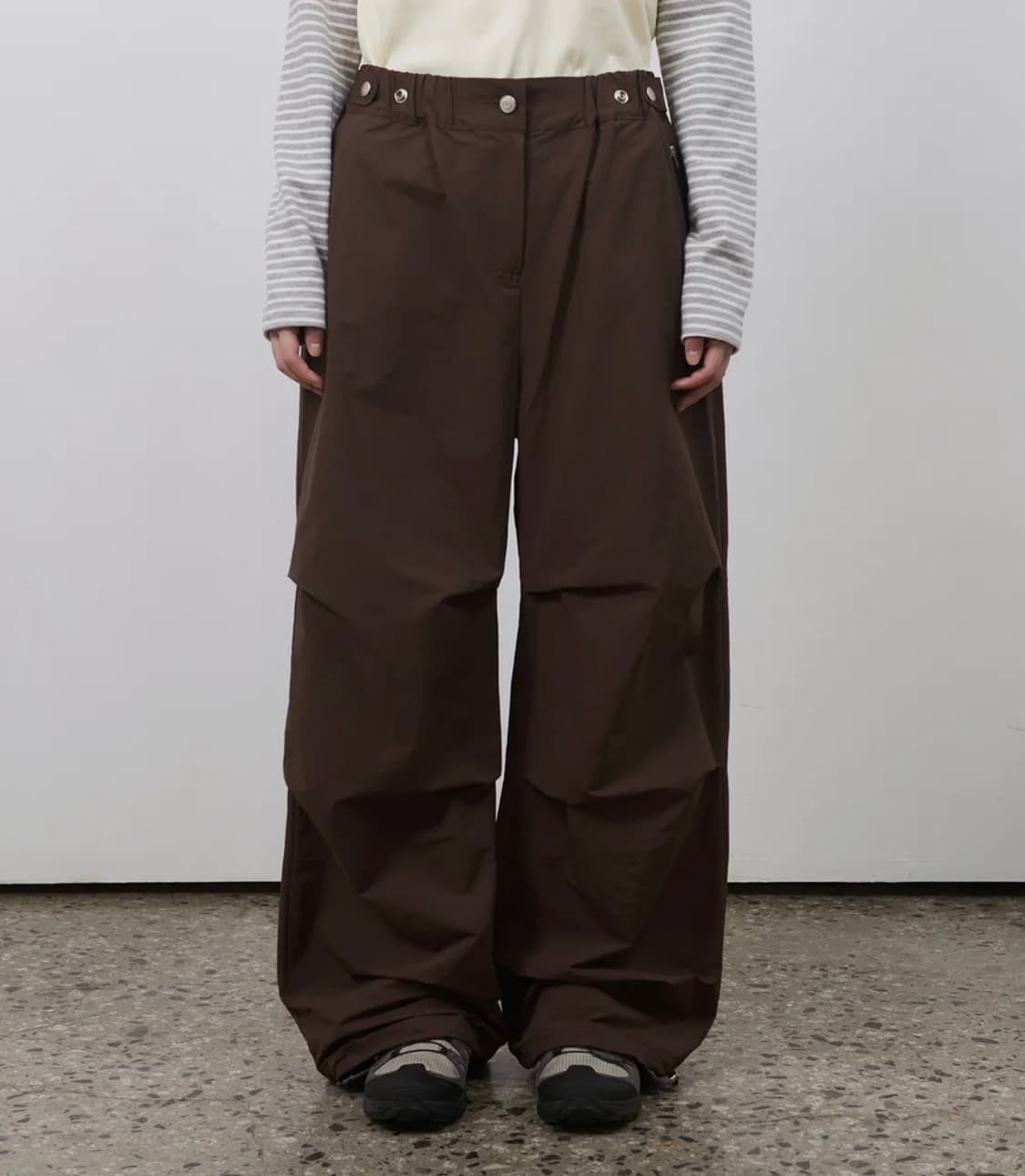 오헤시오 EFFECT NYLON PANTS, BROWN 상품이미지1