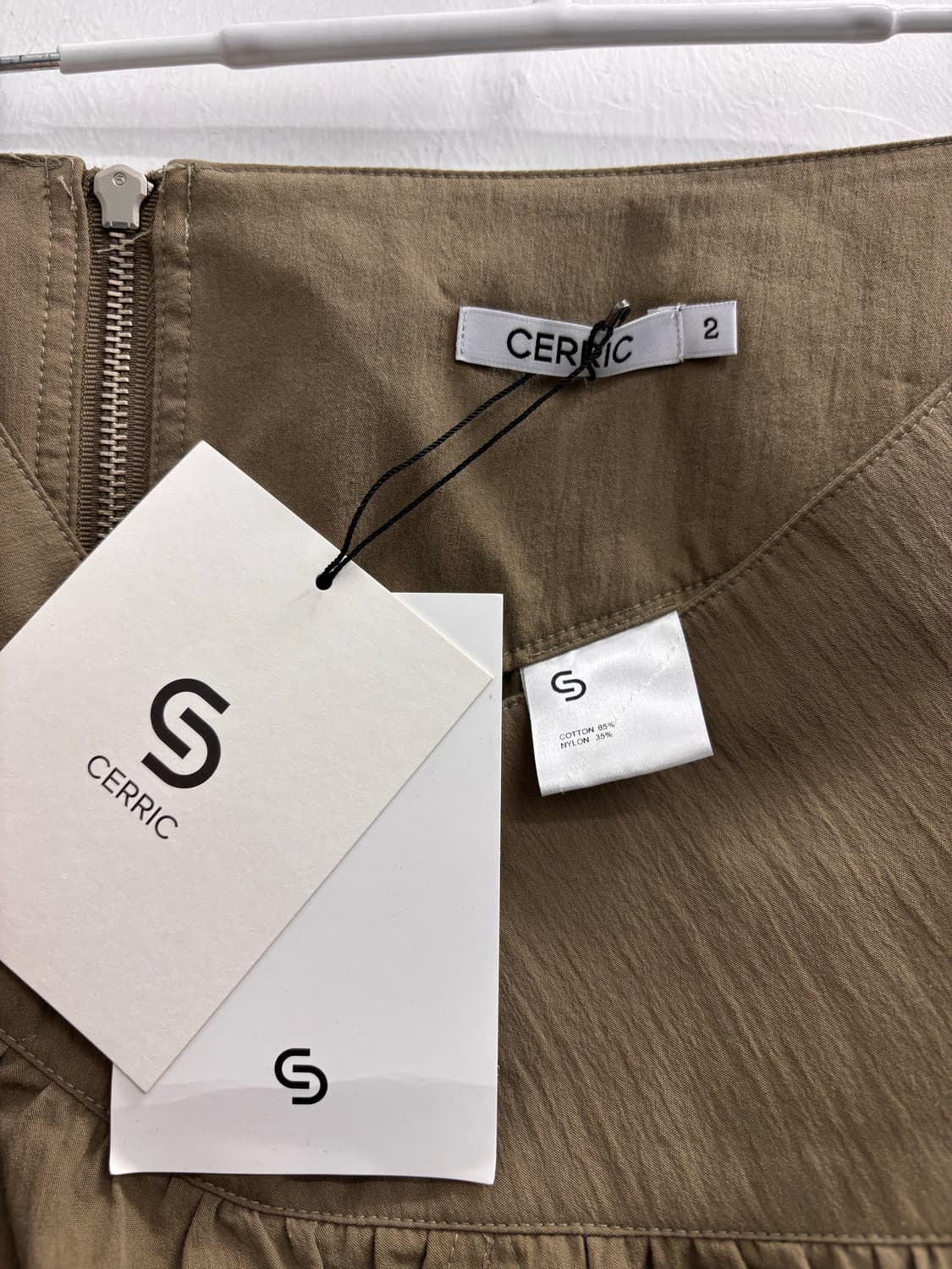 세릭(CERRIC) 어시메트릭 인시전 스커트 카키  상품이미지5