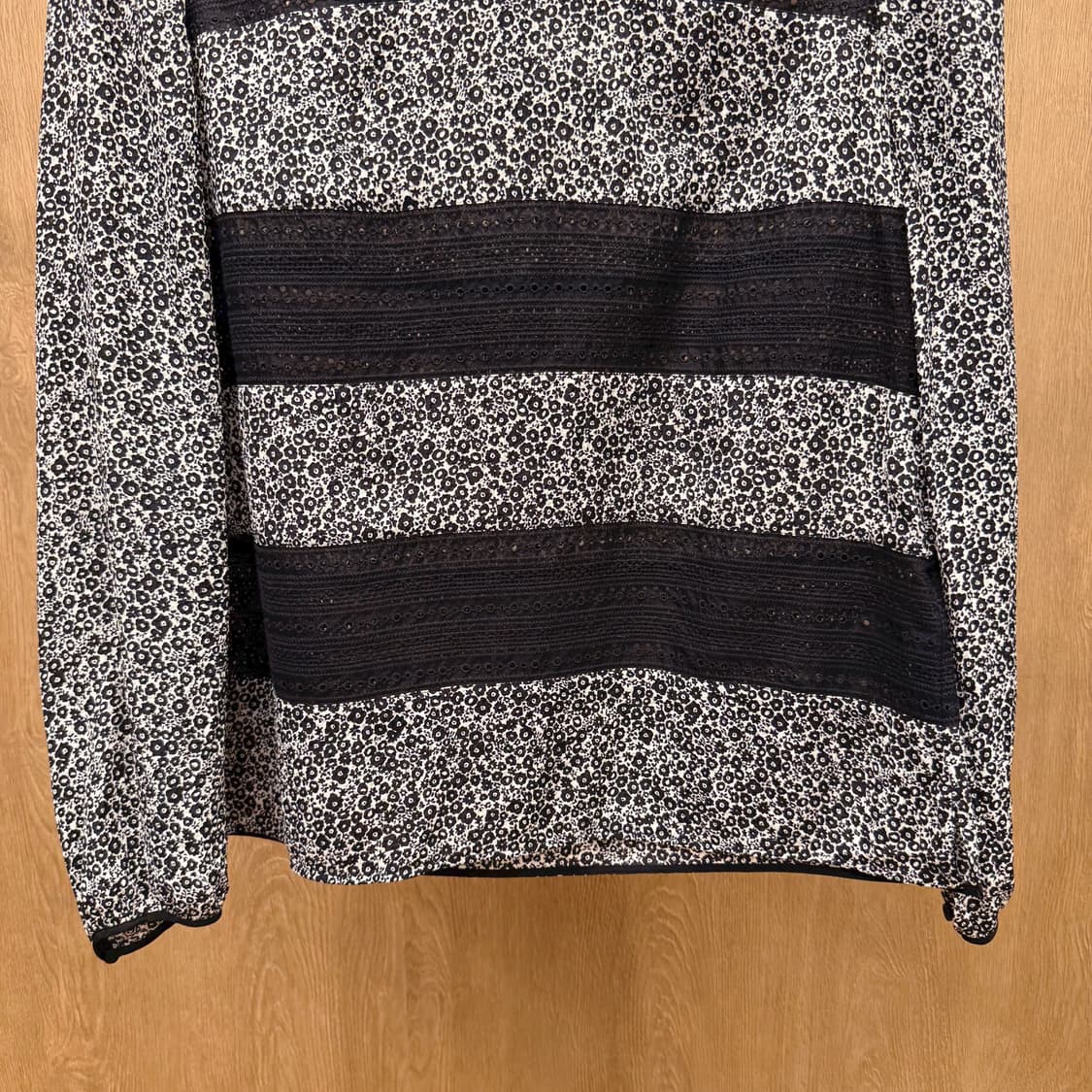 버버리 긴팔 라운드넥 실크 블라우스 플라워 패턴 디테일 배색 포인트 상품이미지5