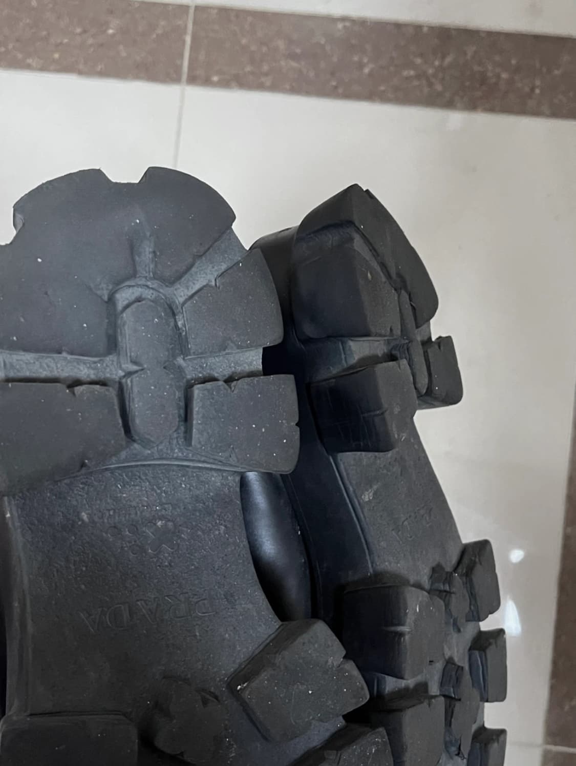 [245] 프라다 브러쉬드 모놀리스 로퍼 신발 구두 운동화 스니커즈 상품이미지3