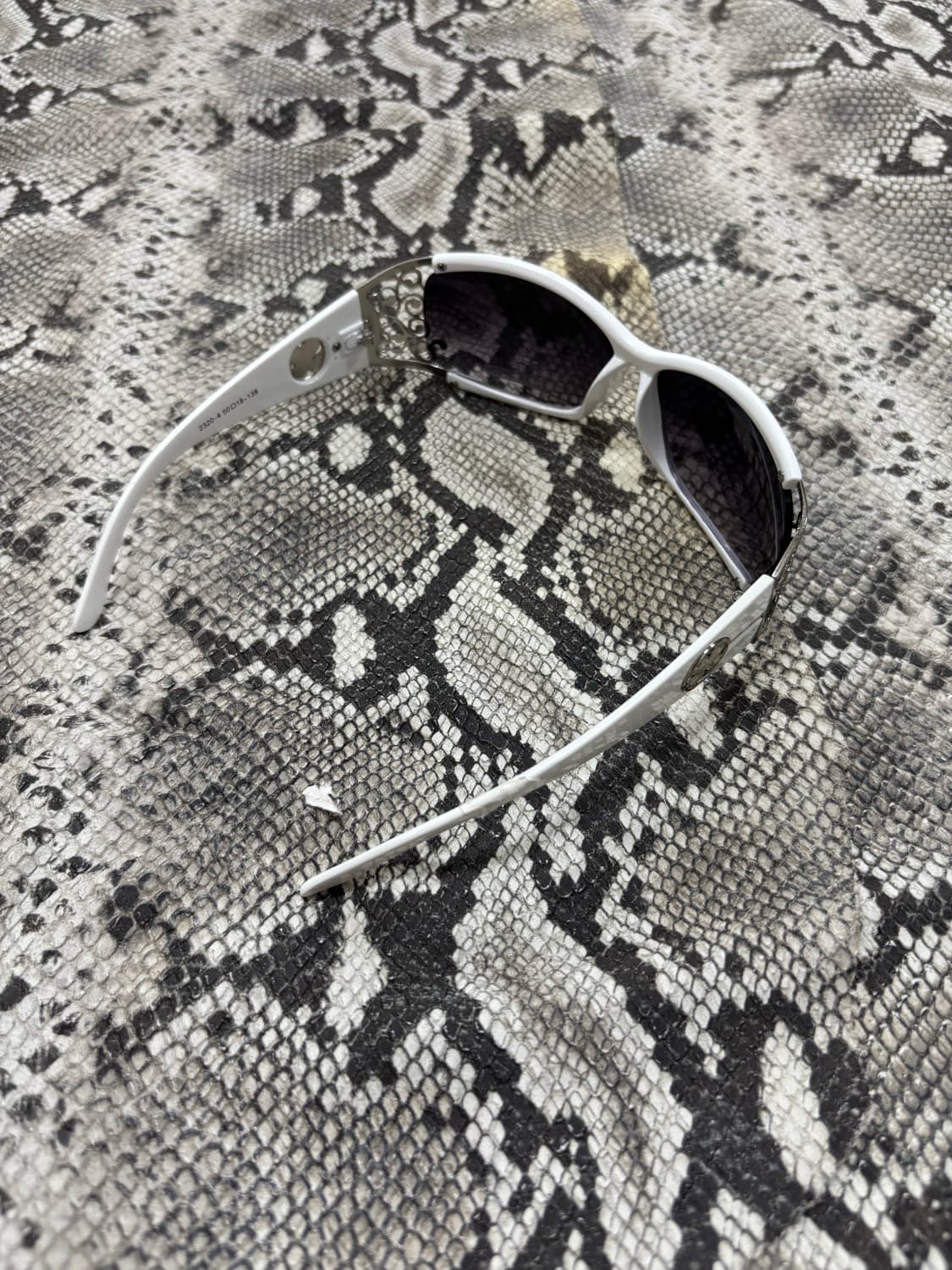 “Vintage” Gothic Detail White sunglasses 상품이미지7