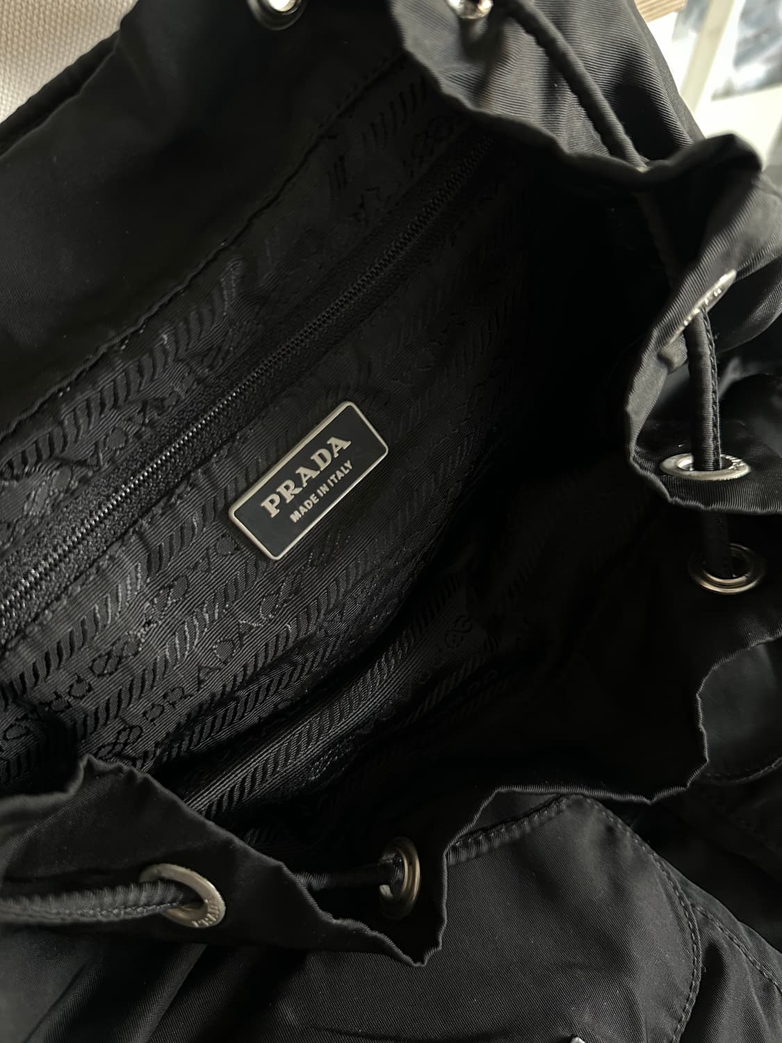 프라다 포코노 나일론 백팩 블랙 정품 상품이미지8