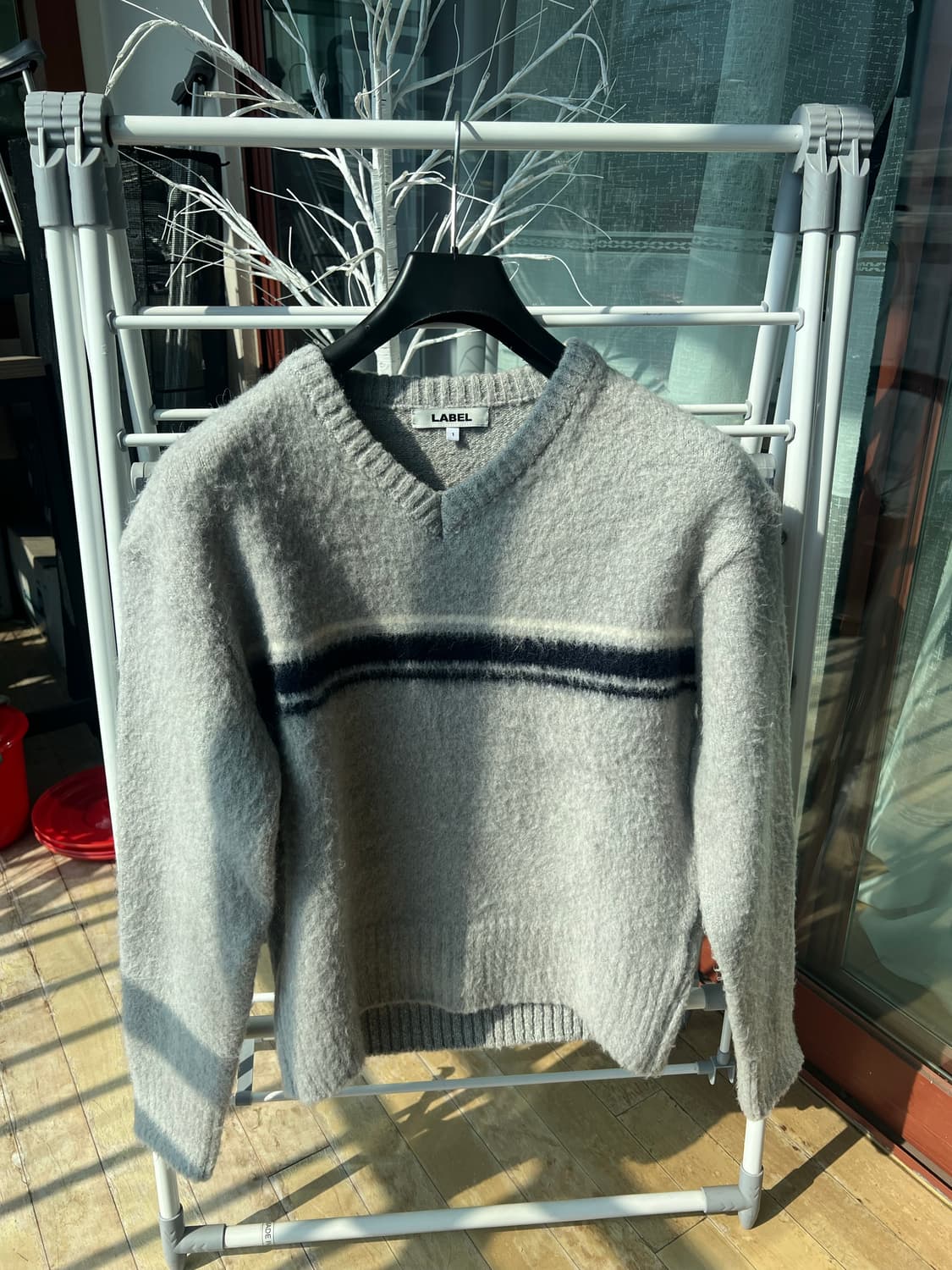 라벨아카이브 OLLI 스트라이프 브이넥 니트 1 상품이미지1