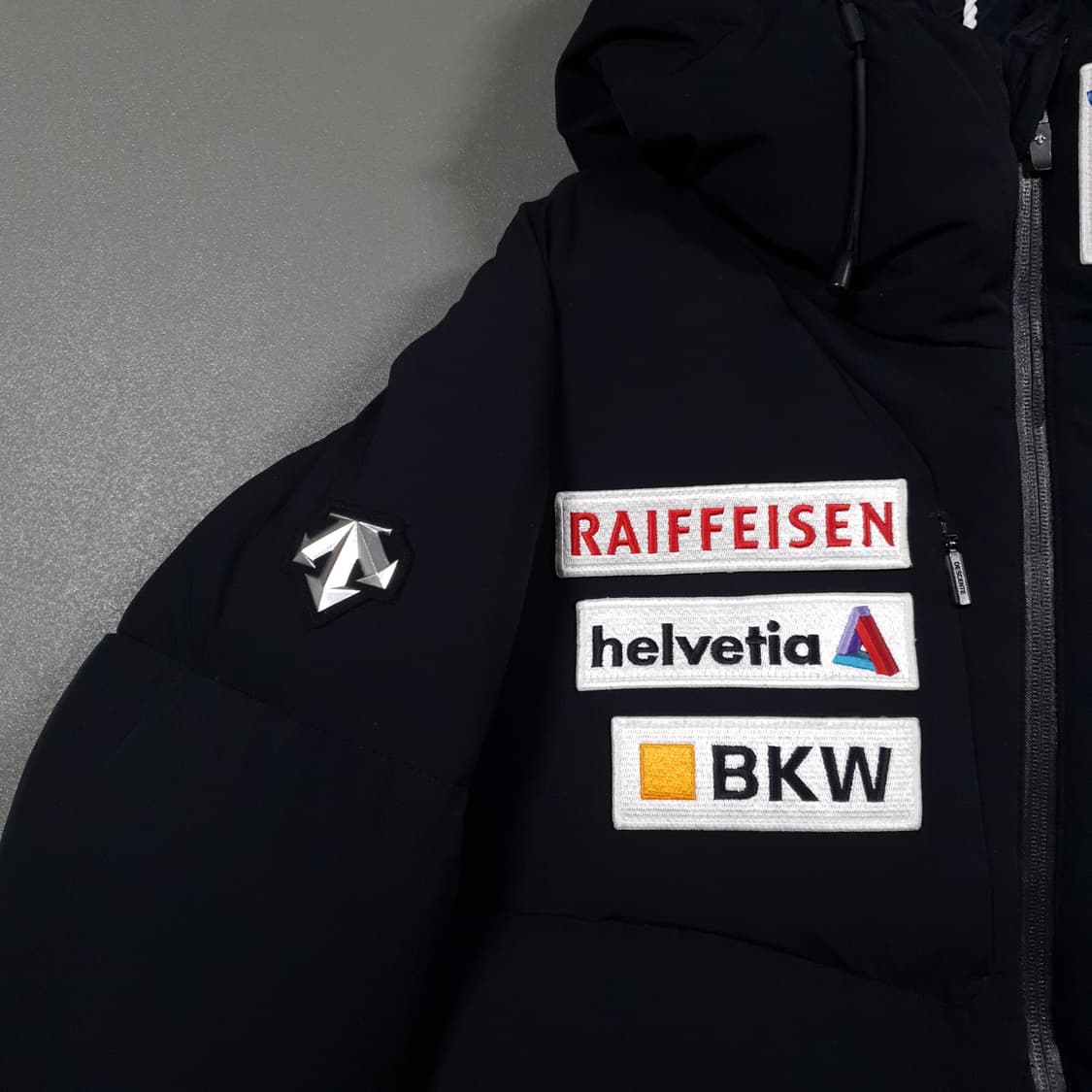 M (95) 데상트 스위스 스키 후드형 헤비 대장급 덕다운 자켓 블랙 상품이미지4