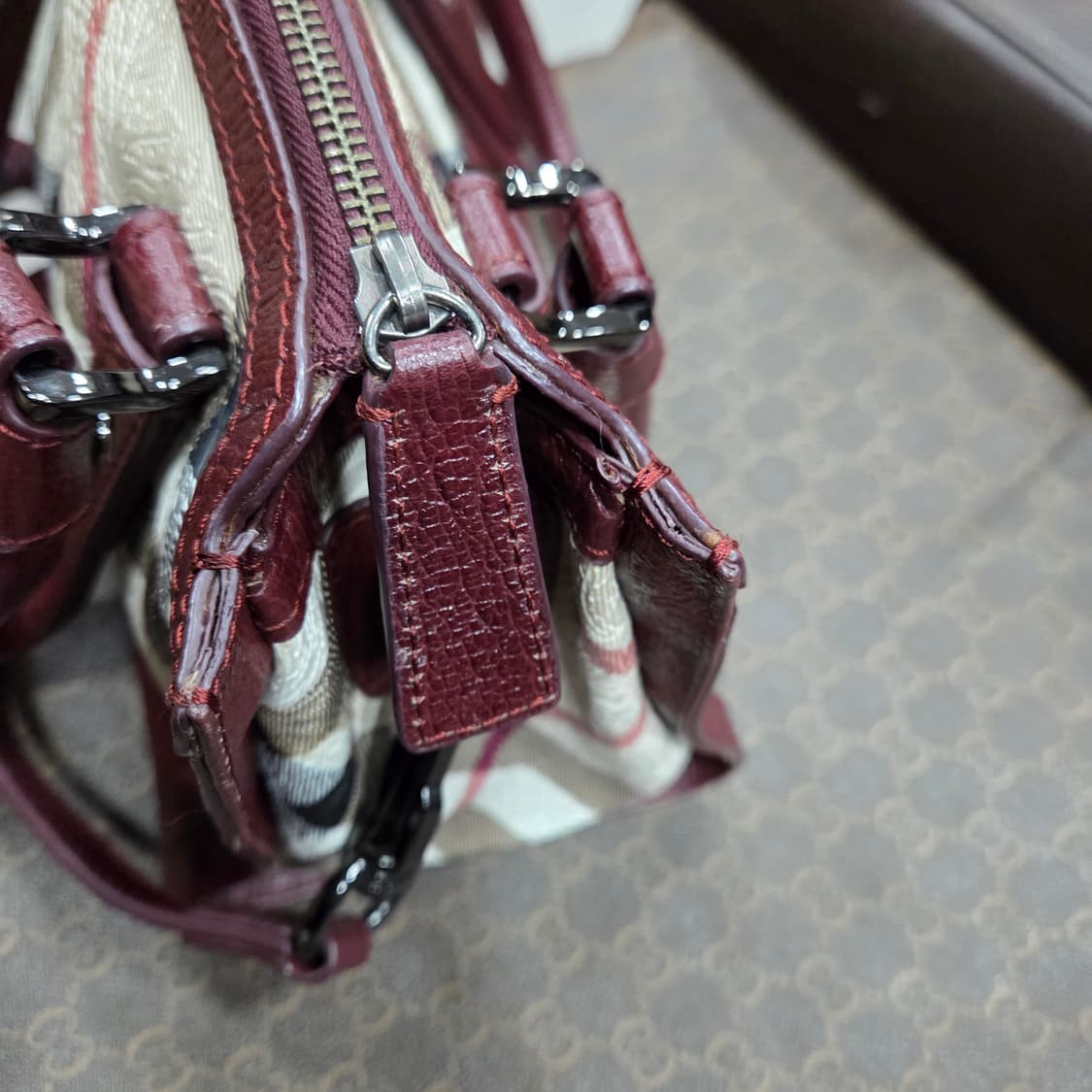 버버리 플로럴 앰보싱 크로스백 상품이미지9