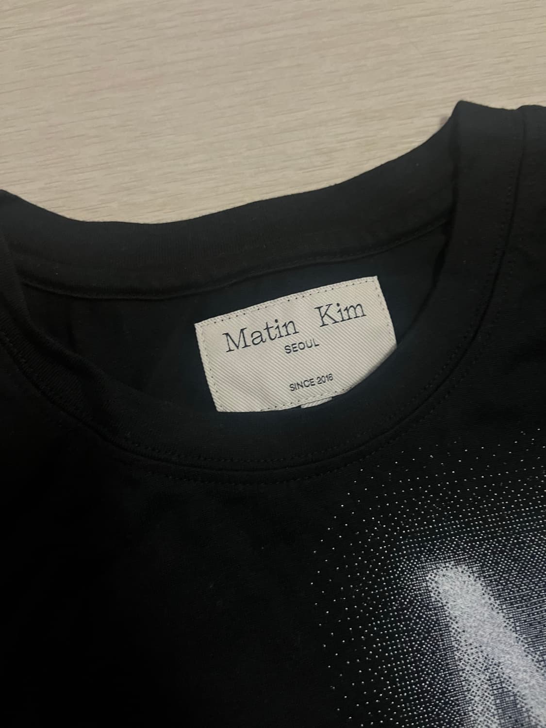 마뗑킴 BLURRED LOGO CROP TOP IN BLACK 상품이미지2