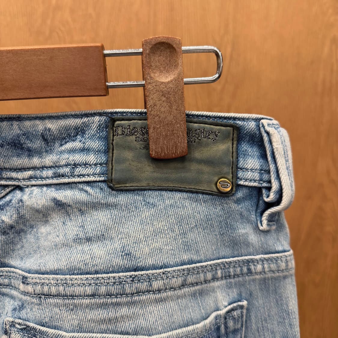 디젤 데님 팬츠 빈티지 워싱 페이딩 백 포켓 패치워크 아일렛 디테일 연청 상품이미지7