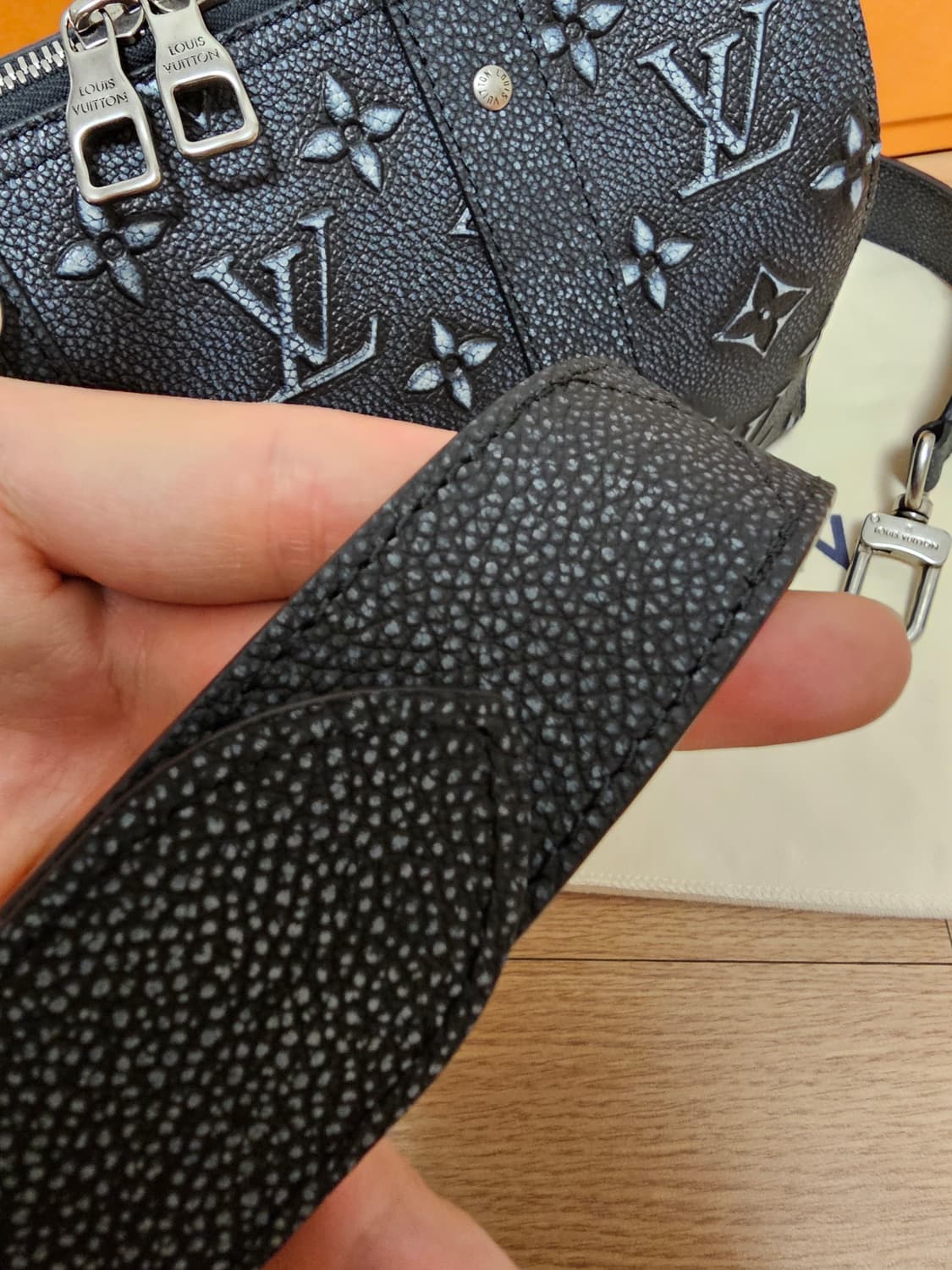 루이비통 버질아블로 토리옹 돌무늬 입체 시티키폴 (새상품) 상품이미지8