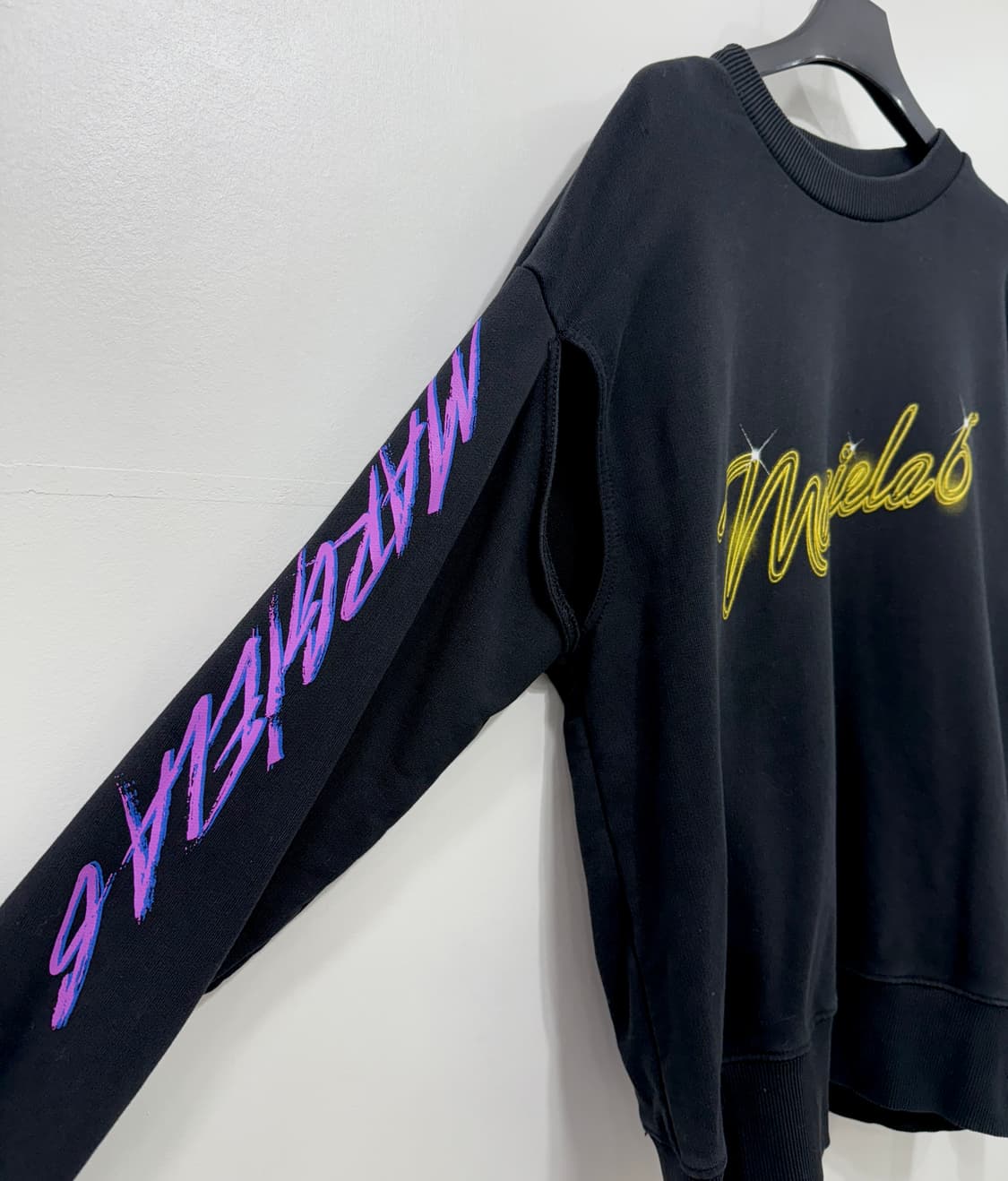 메종마르지엘라 MM6 네온 로고 스웨트셔츠 상품이미지4