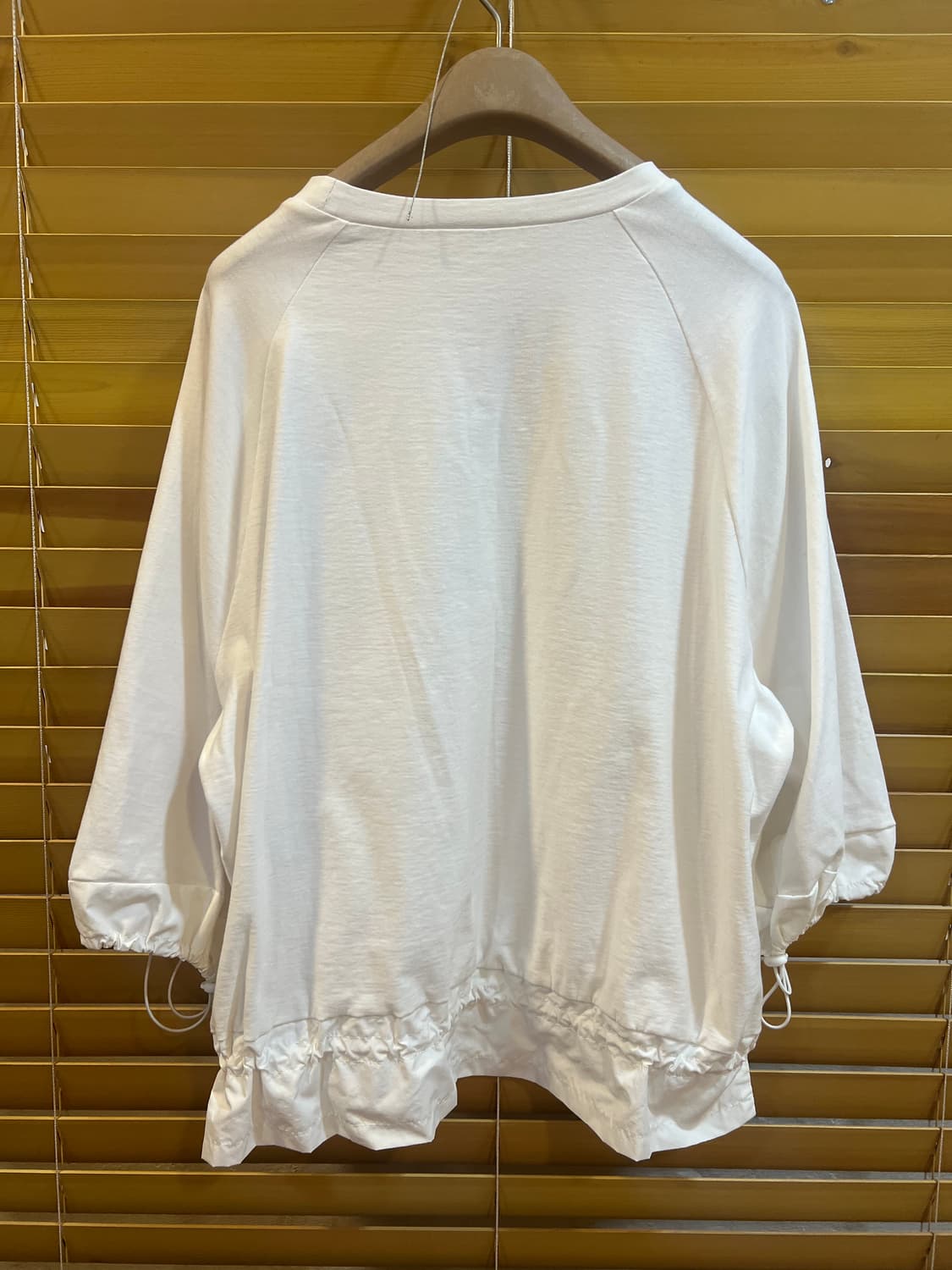 손정완 여성 아이보리 스트링배색 코튼티셔츠 상품이미지3