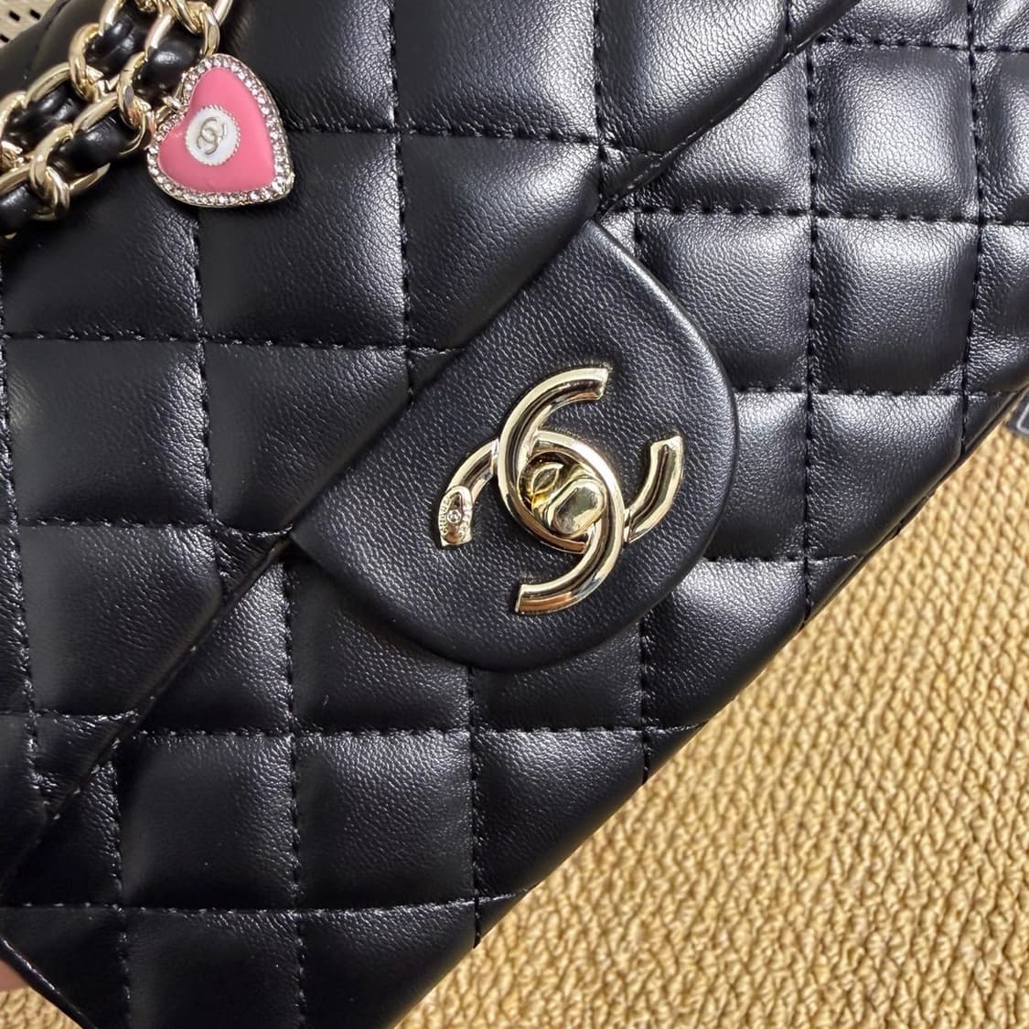 샤넬VIP 리미티드 에디션 기프트 래더 하트쉐입 크로스백 상품이미지4