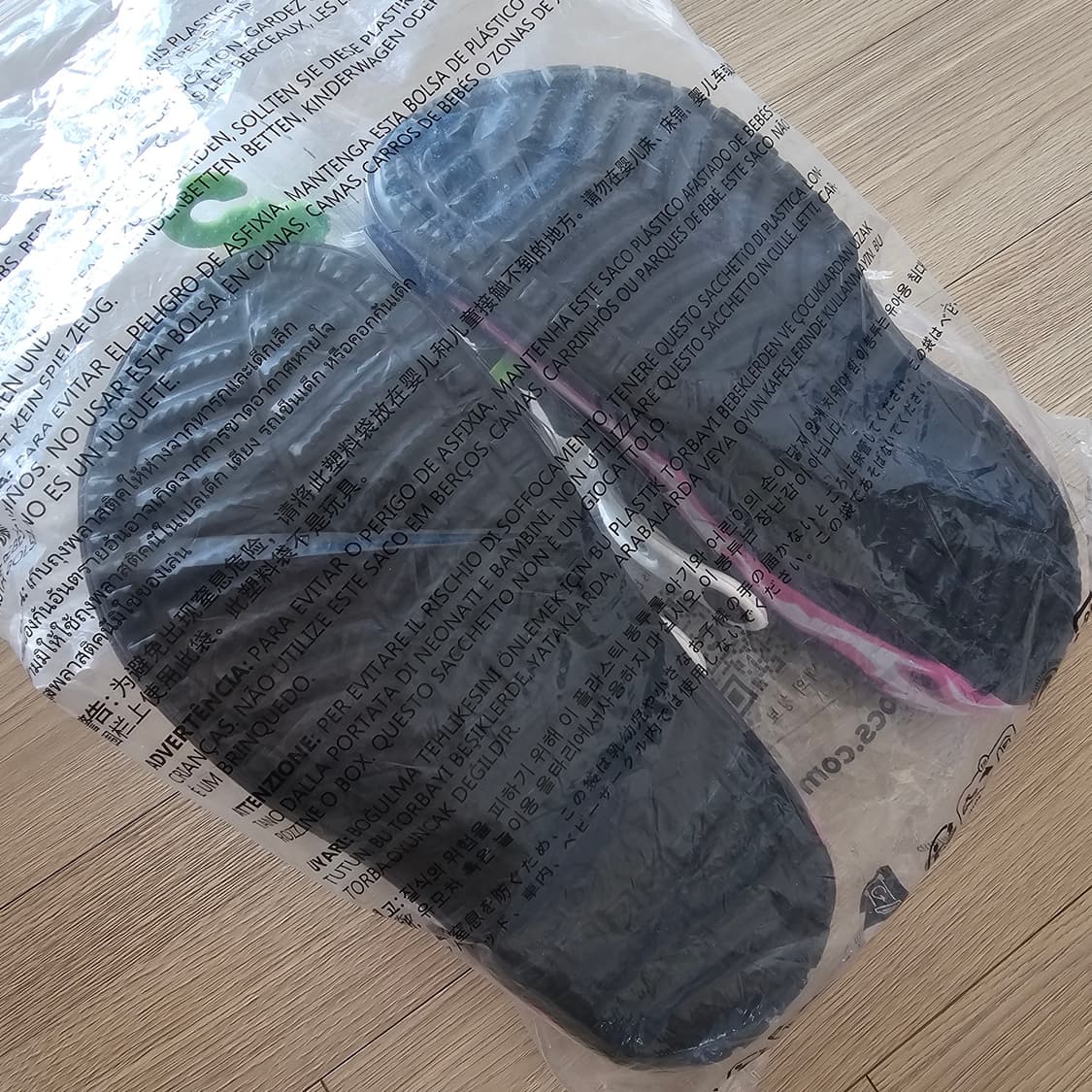 240 새제품) 크록스 주술회전 클래식 클로그 블랙 208874-001 상품이미지3