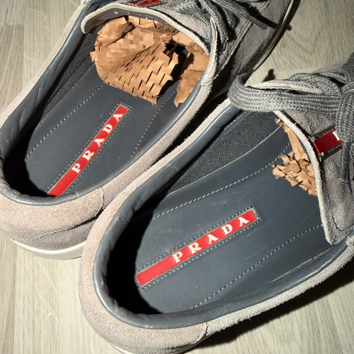 프라다 남성 스웨이드 로고 스니커즈 그레이 7.5 (270) 상품이미지10