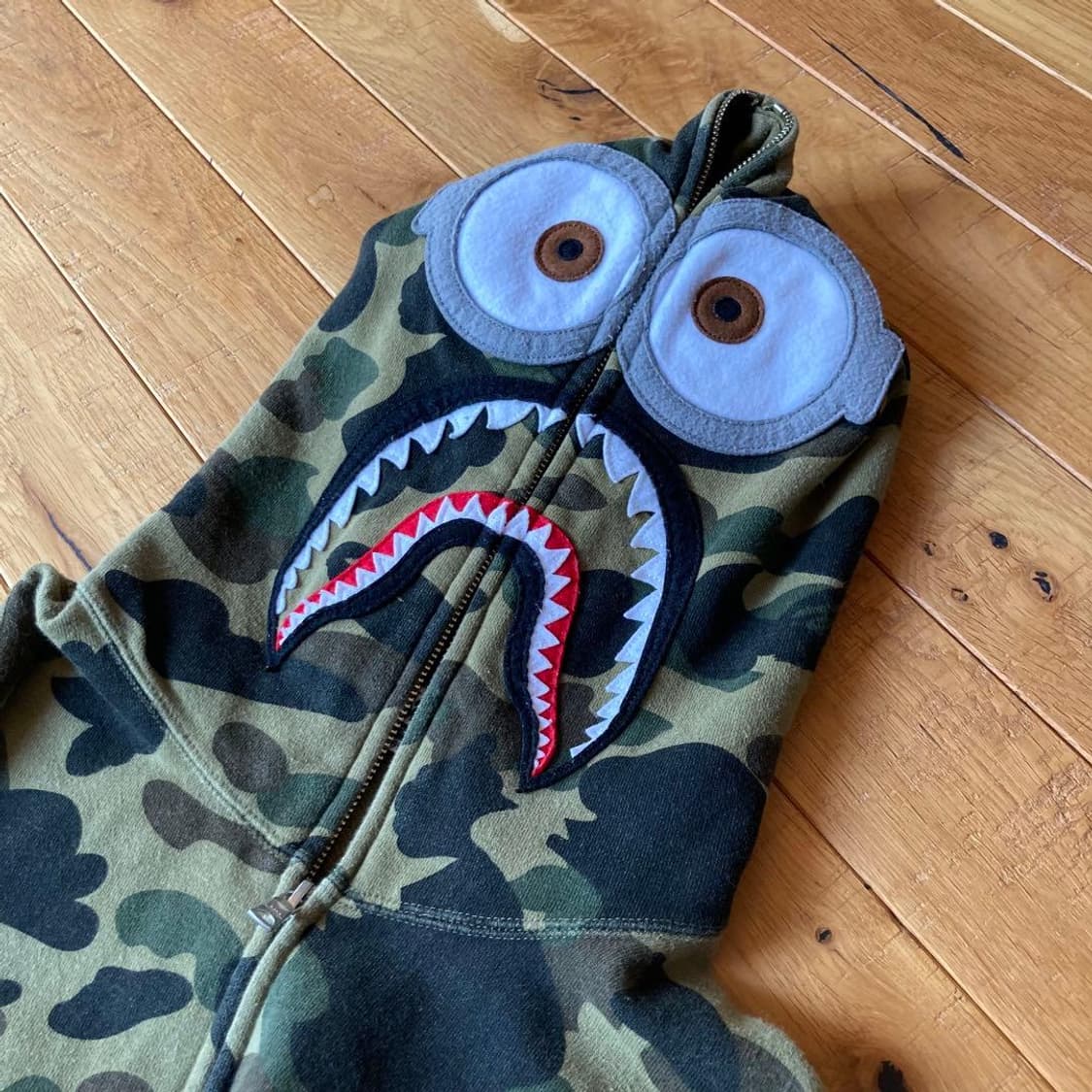 초레어 베이프 x 미니언즈 1st 카모 샤크 후드집업 녹계 상품이미지3