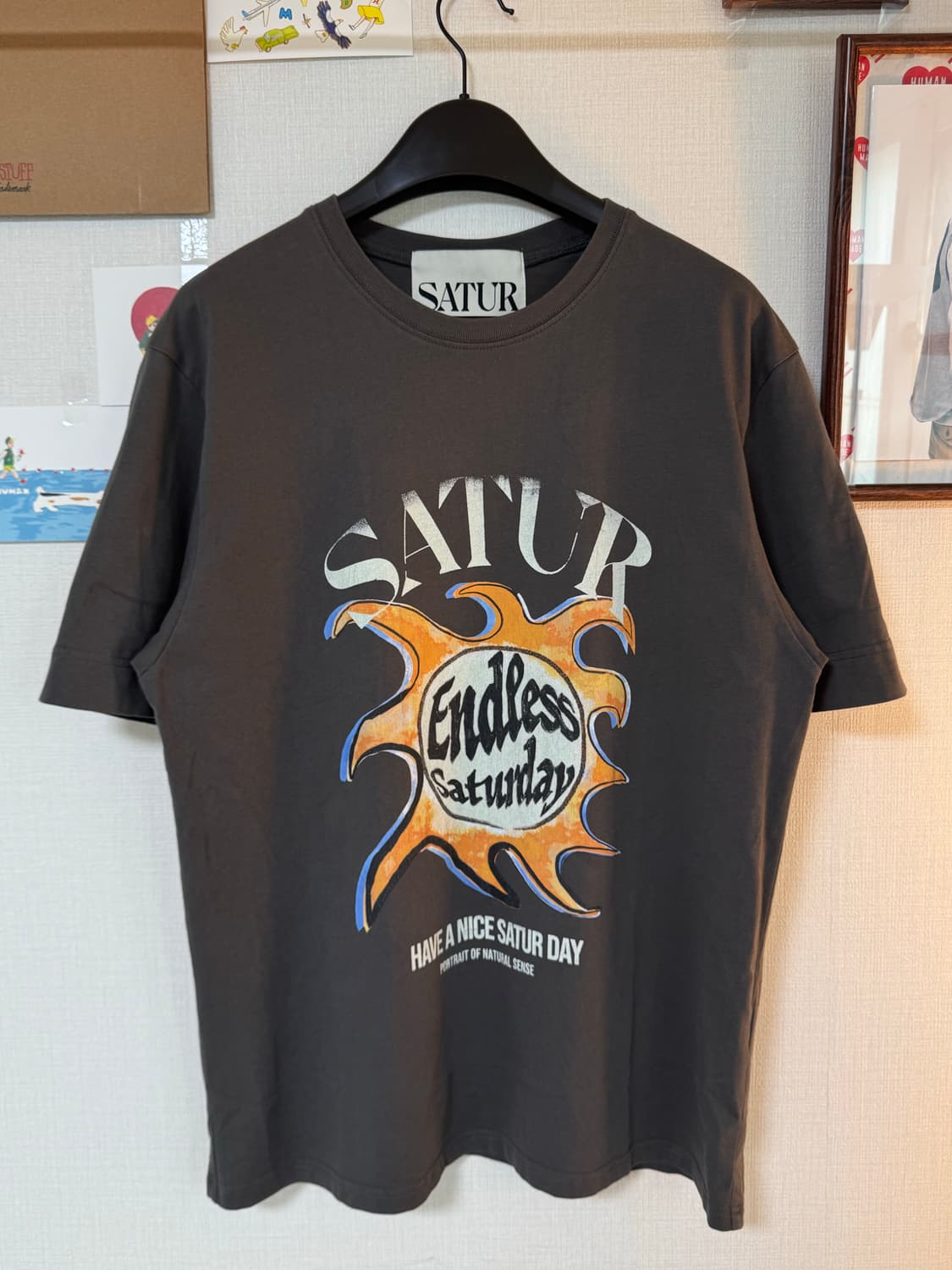 [XL]세터 썬레트로 그래픽 반팔 레트로 차콜 상품이미지1