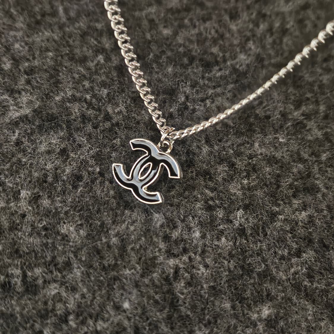 553 샤넬 블랙 CC로고 빈티지 업사이클링 남자 써지컬 목걸이 상품이미지1