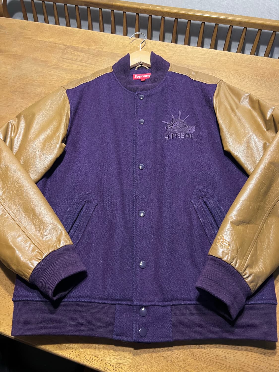 슈프림 자유의여신상 레더 바시티 자켓 상품이미지1