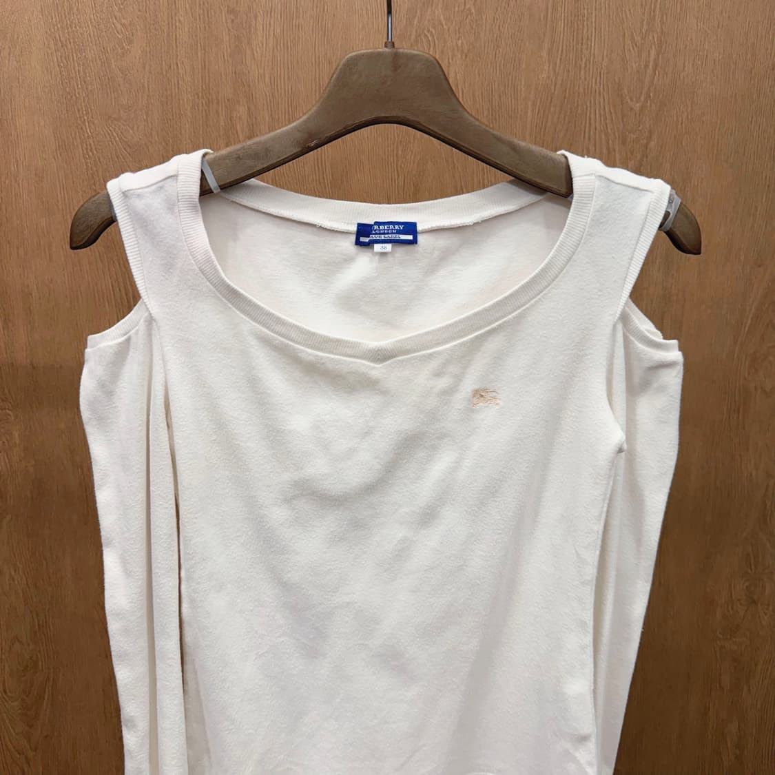 버버리 블루 라벨 오프숄더 맨투맨 컷아웃 핑크 로고 자수 디테일 화이트 상품이미지4