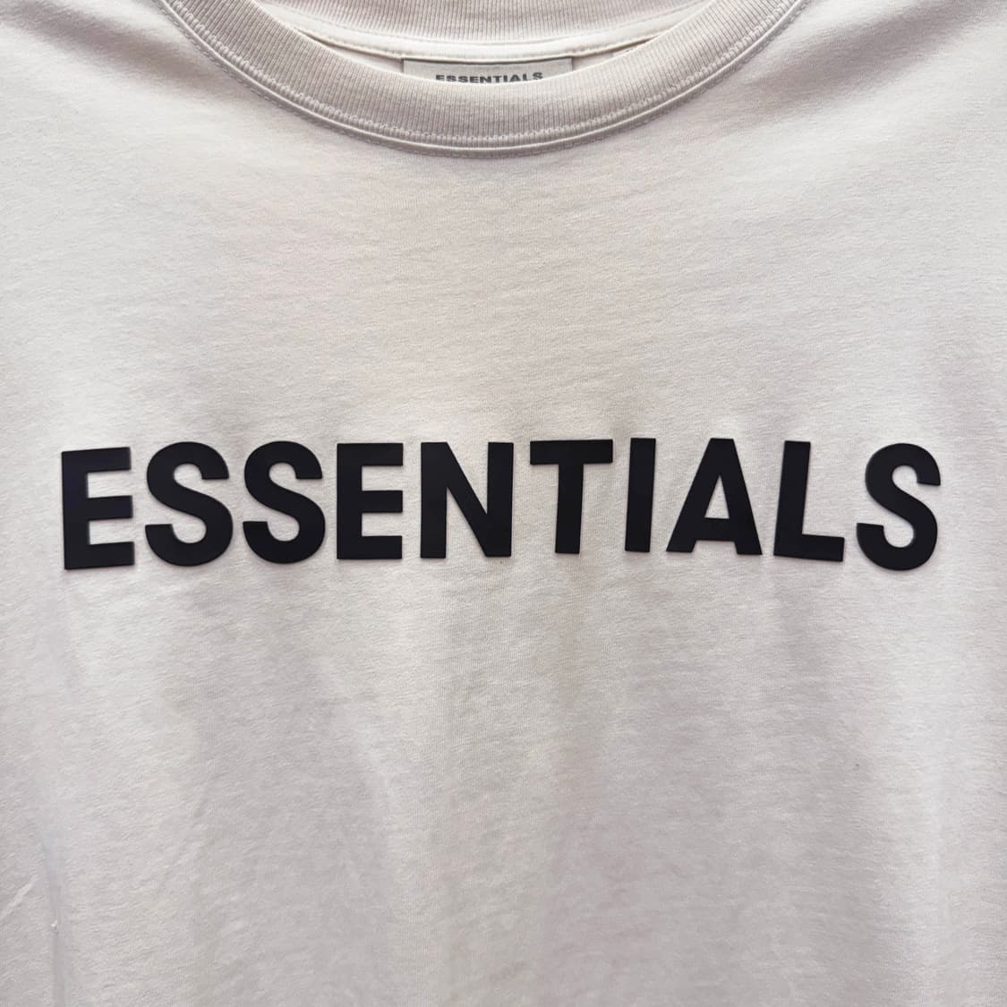 에센셜 피어오브갓 로고 프린팅 반팔 티셔츠 빅레터링 디테일 아이보리 상품이미지6