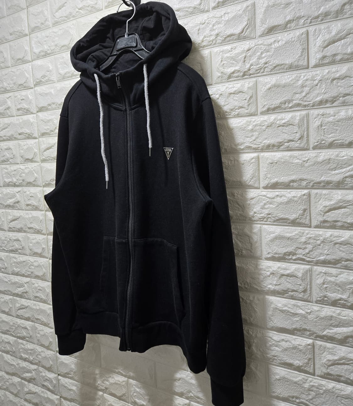 게스 시그니처 역삼각 메탈로고 스웻 후드집업 100 상품이미지3