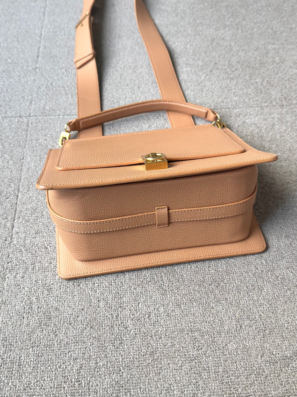 Polene 누메로 셉트 텍스쳐드 카멜 컬러 크로스백 상품이미지6