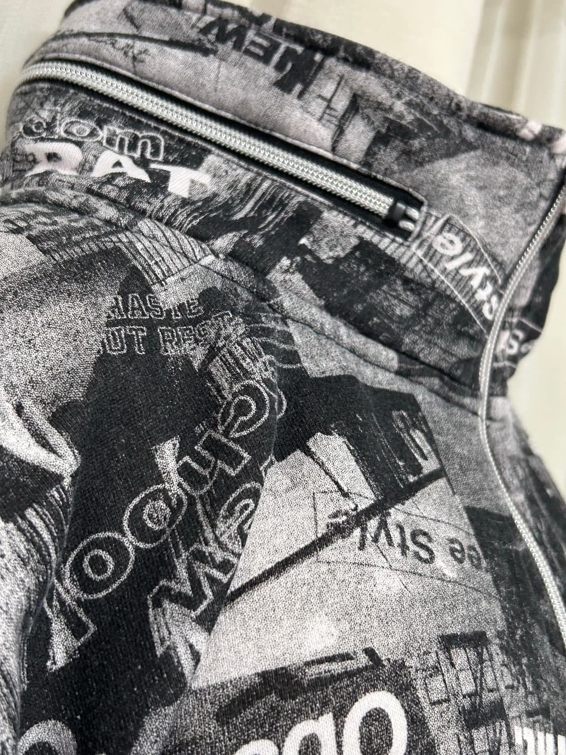 Raton labreur 빈티지 y2k 뉴스페이퍼 레터링 하이넥 자켓 상품이미지2