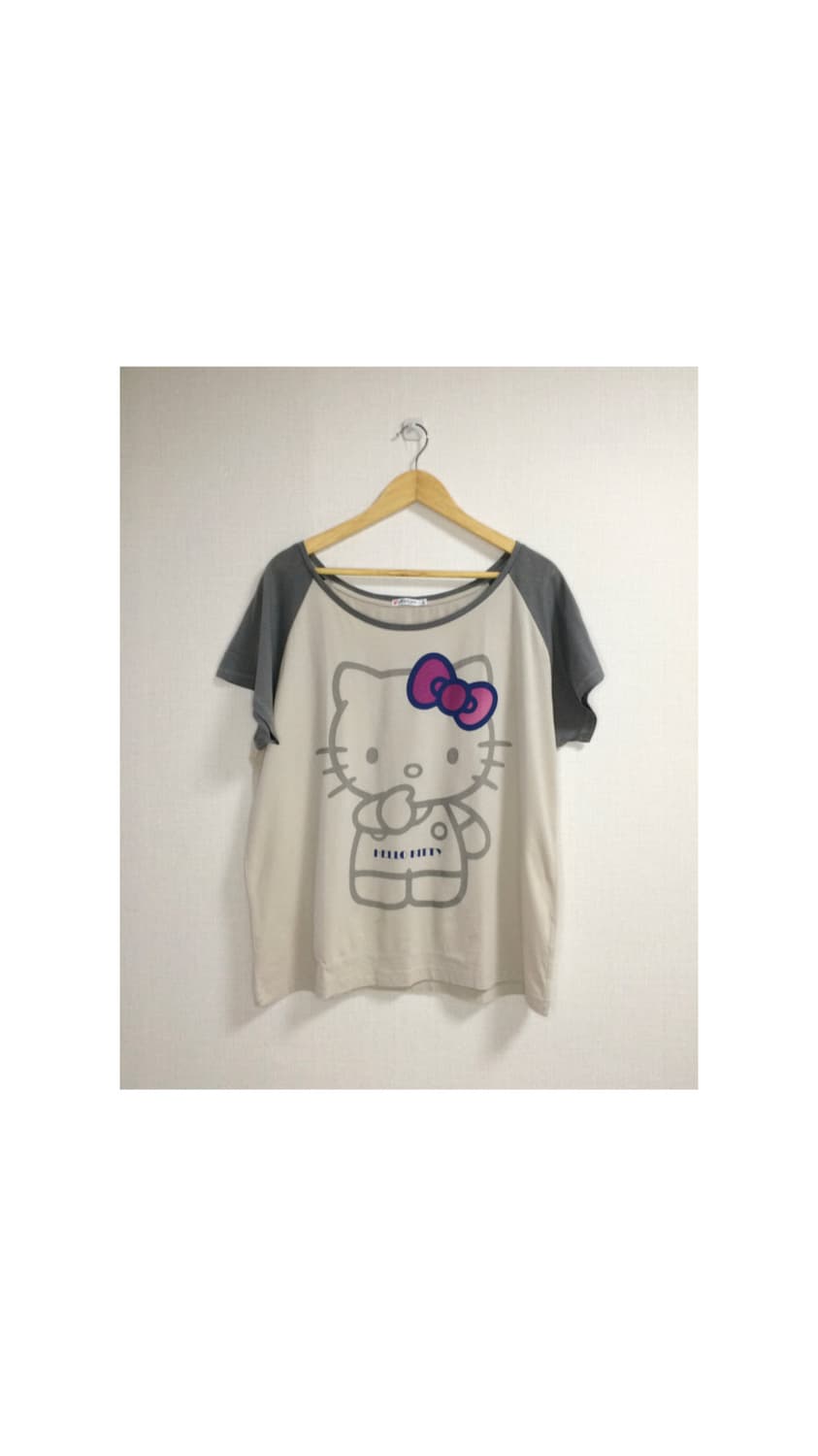 유니클로 x 헬로키티 빅 프린팅 차콜 베이지 반팔 상품이미지1