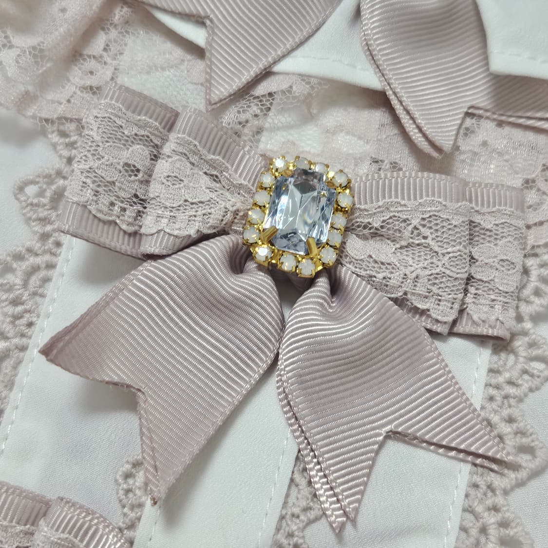 리즈리사 3연 리본 프론트 초커 블라우스 상품이미지3