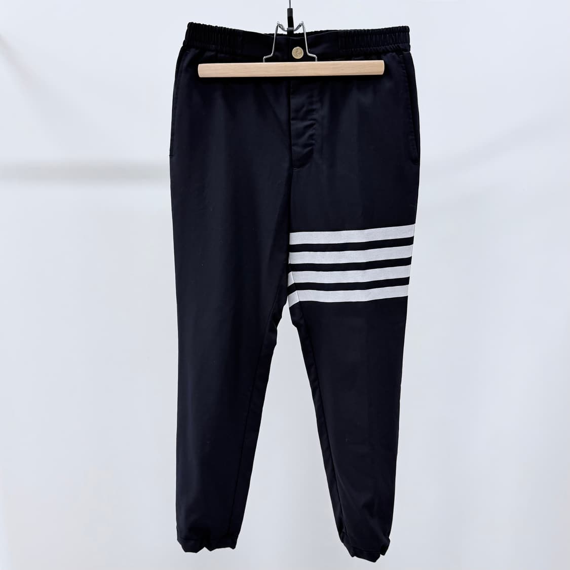 [S+급/00] 톰브라운 사선완장 앵클 스트링 트랙 팬츠 상품이미지1