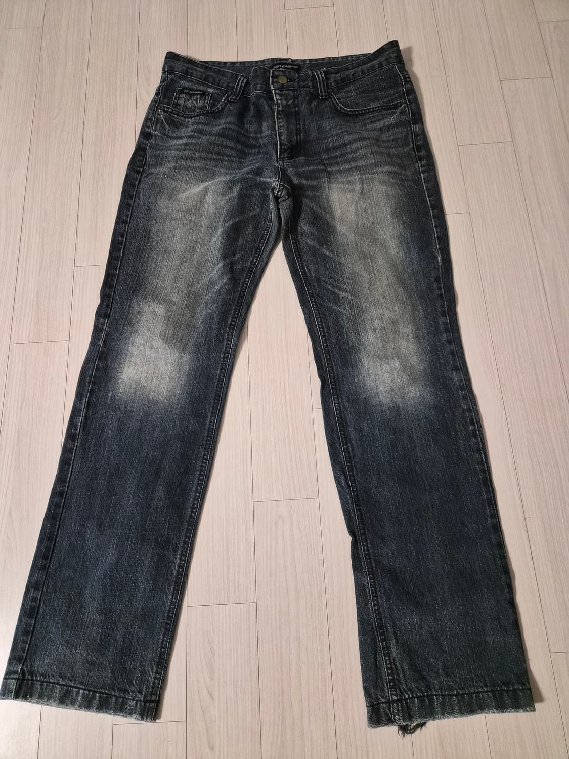 돌체앤가바나 플레이트 디테일 다크워싱 데님 팬츠 상품이미지1