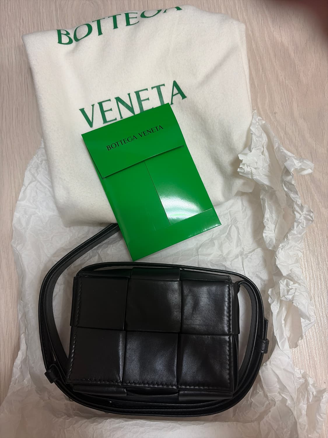 보테가베네타 미니 카세트백 블랙 레더 상품이미지1