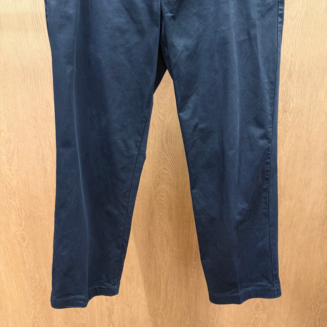 버버리 런던 코튼 팬츠 사이드 힙 포켓 로고 자수 디테일 딥 네이비 상품이미지5