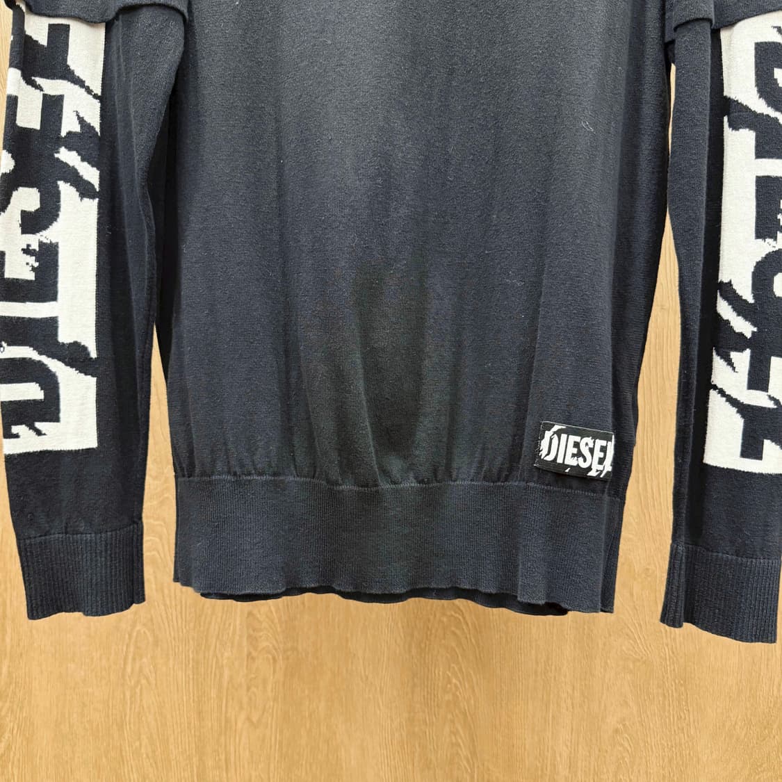 디젤 레이어드 반팔 긴팔 니트 그래픽 슬리브 로고패치 디테일 블랙 상품이미지5