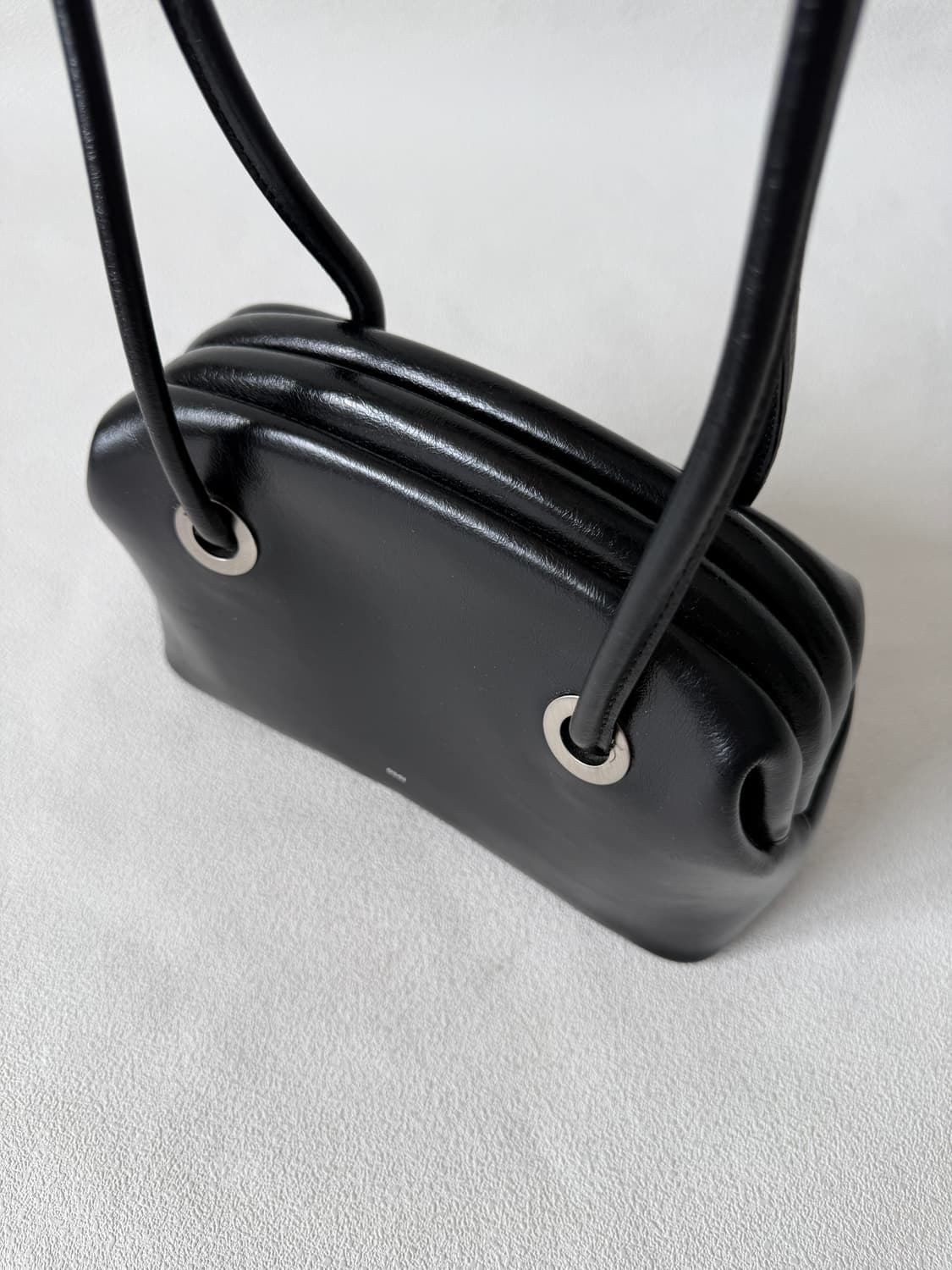 오소이(OSOI) 프레임 숄더백 블랙 상품이미지3