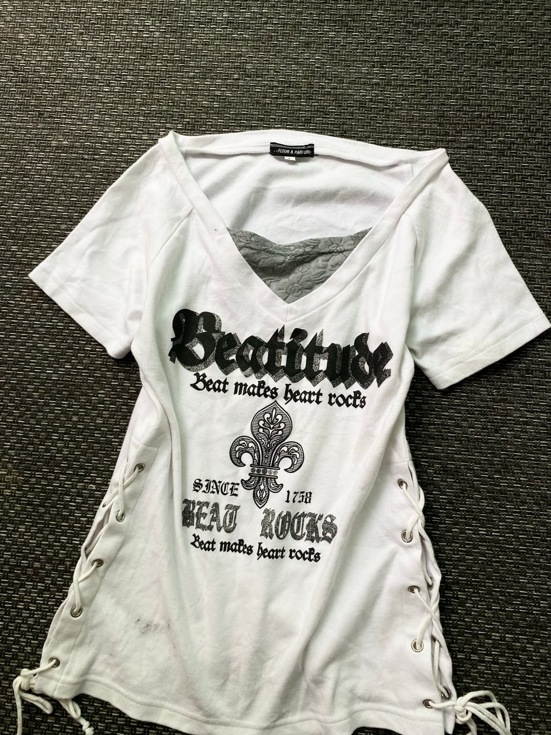 Y2K Lace-Up Detail Cross Print Slim Tee 상품이미지3