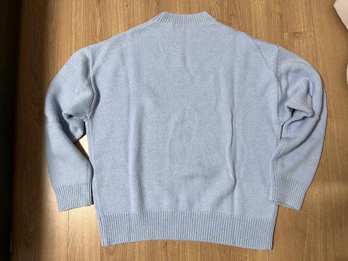 던스트 하늘색 니트 팝니다. 상품이미지3