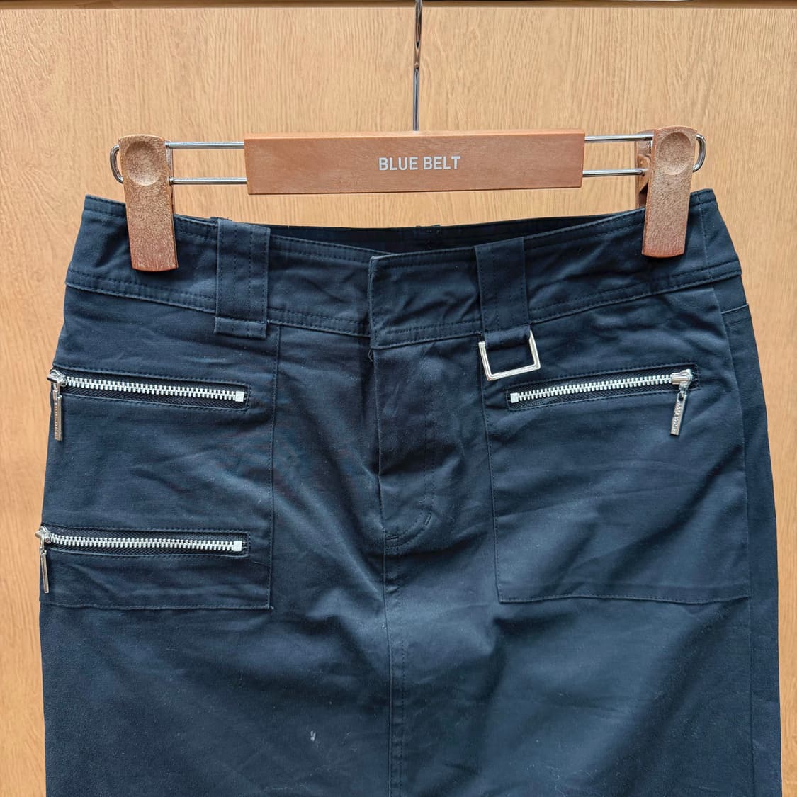 비키 꾸뛰르 미니 스커트 멀티 지퍼 포켓 하드웨어 디테일 H라인 블랙 상품이미지4