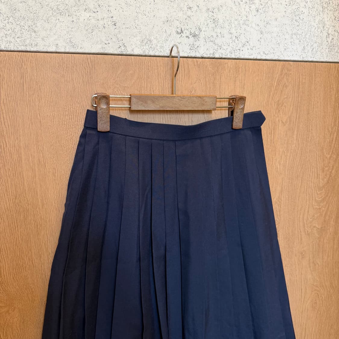 빈티지 플리츠 미디 스커트 허리 사이드 버클 디테일 A라인 네이비 상품이미지3