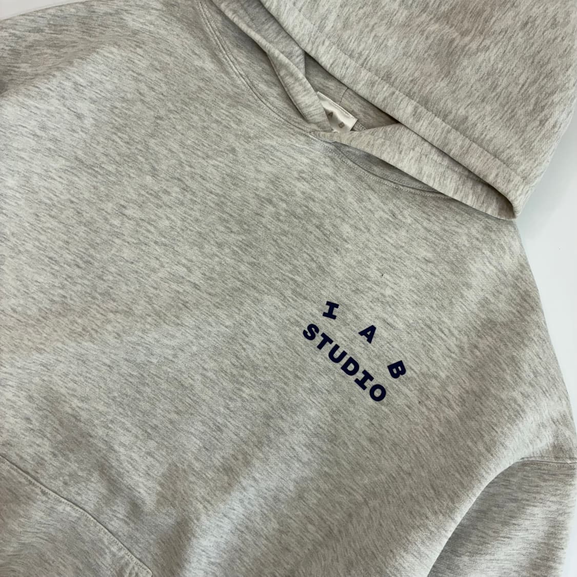 IAB studio  아이앱 그레이 백로고 라이트 그레이 후드티 상품이미지3