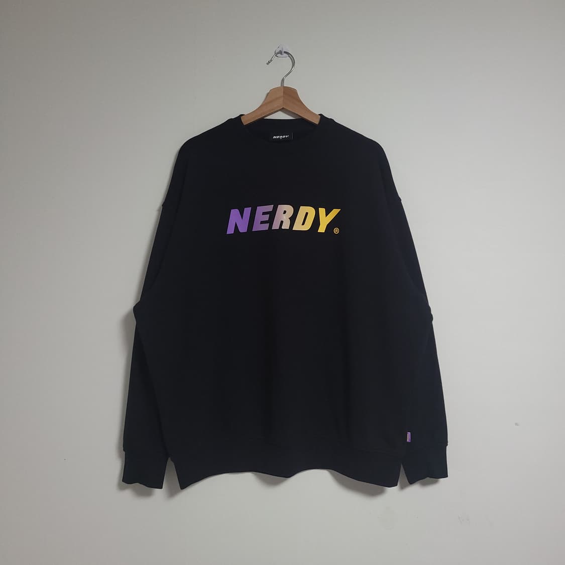 (M) NERDY 널디 빅로고 블랙 맨투맨 상품이미지1